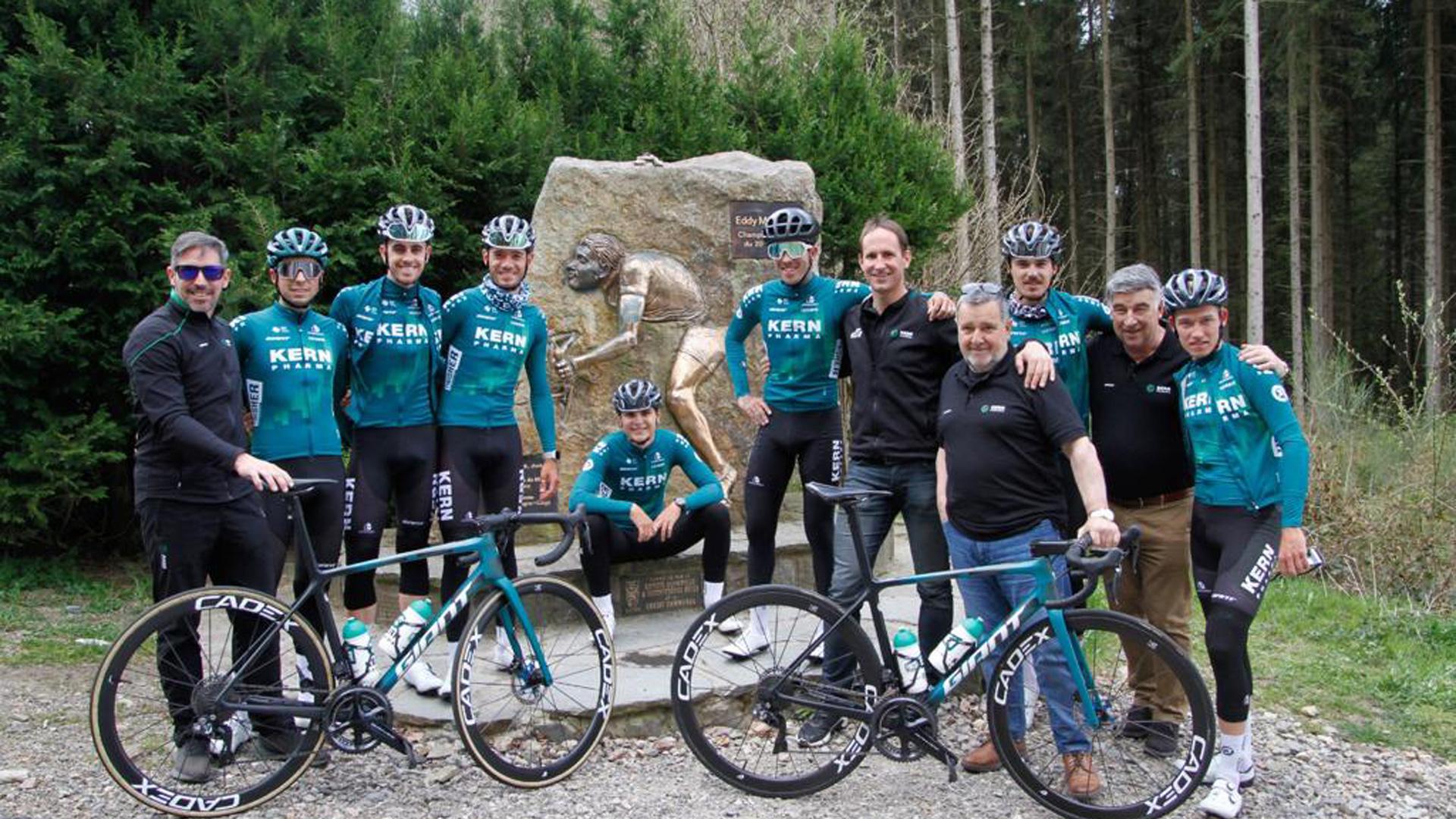 Manolo Azcona, Juanjo Oroz y los siete ciclistas que van a tomar parte en la Lieja, ayer por la mañana en el monumento a Eddie Merckx