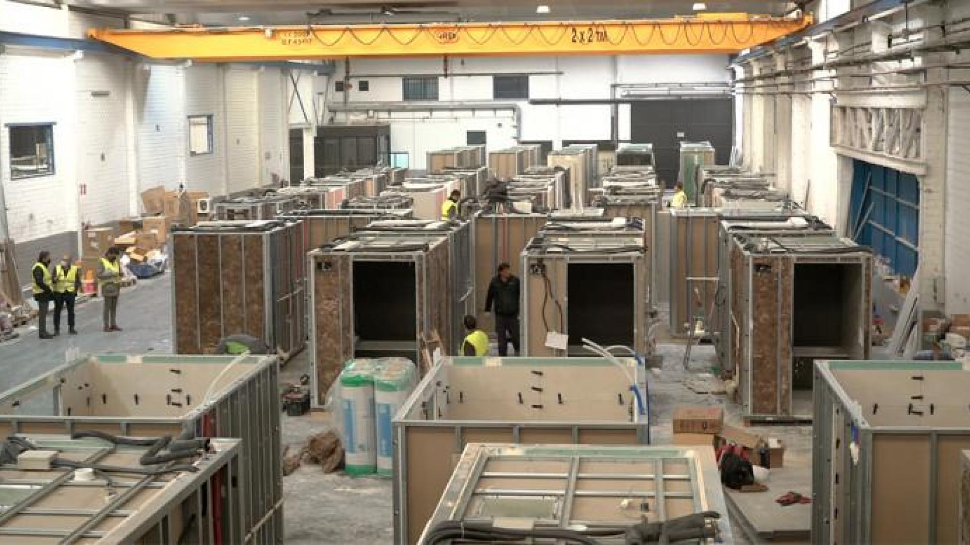 Imagen de varias viviendas en construcción de forma industrializada.