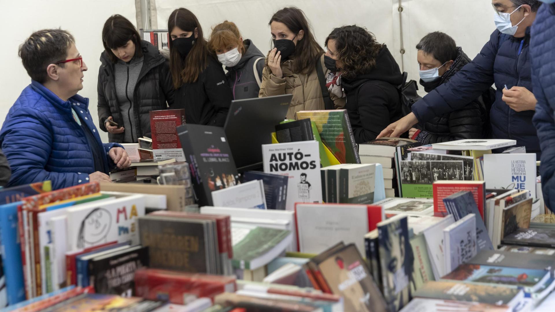 Numerosas personas permanecieron apostadas en las casetas de los libreros