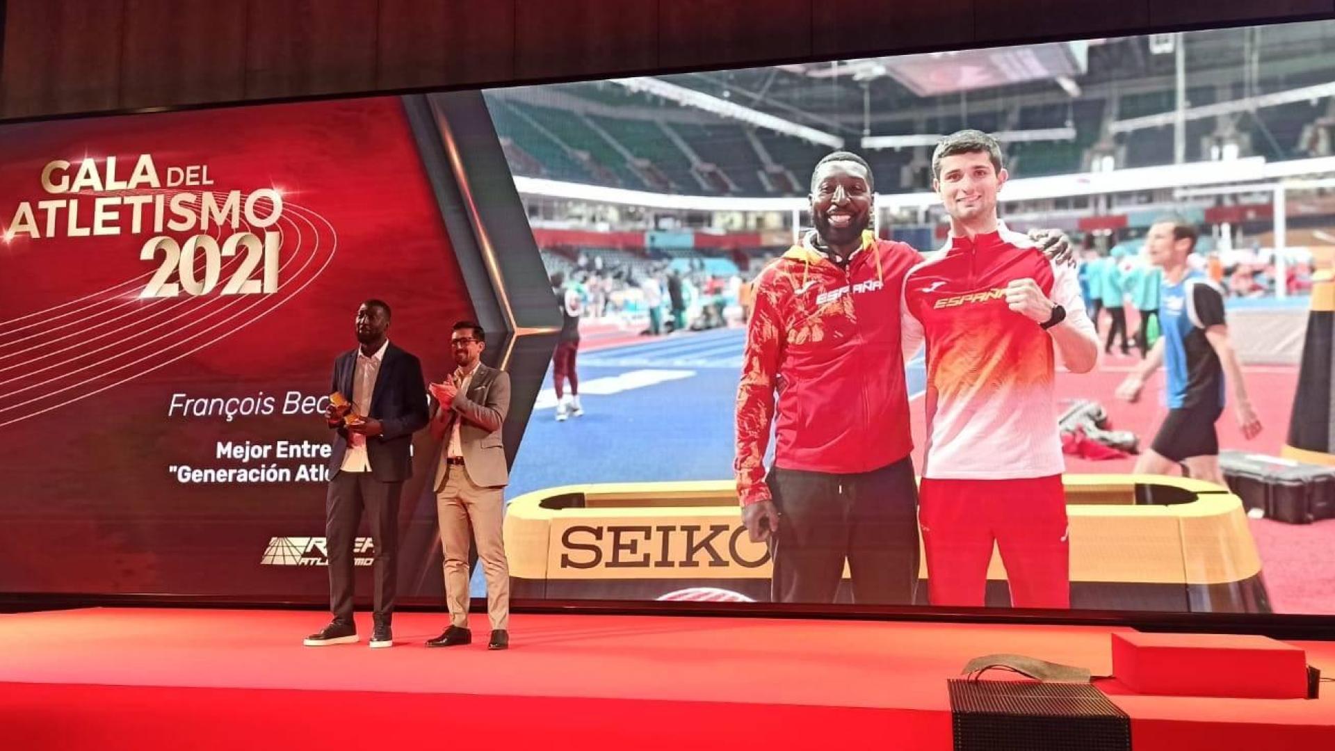 François Beoirngyan recibe el premio de manos de Rodrigo Domínguez, presidente de la Federación Navarra de Atletismo.