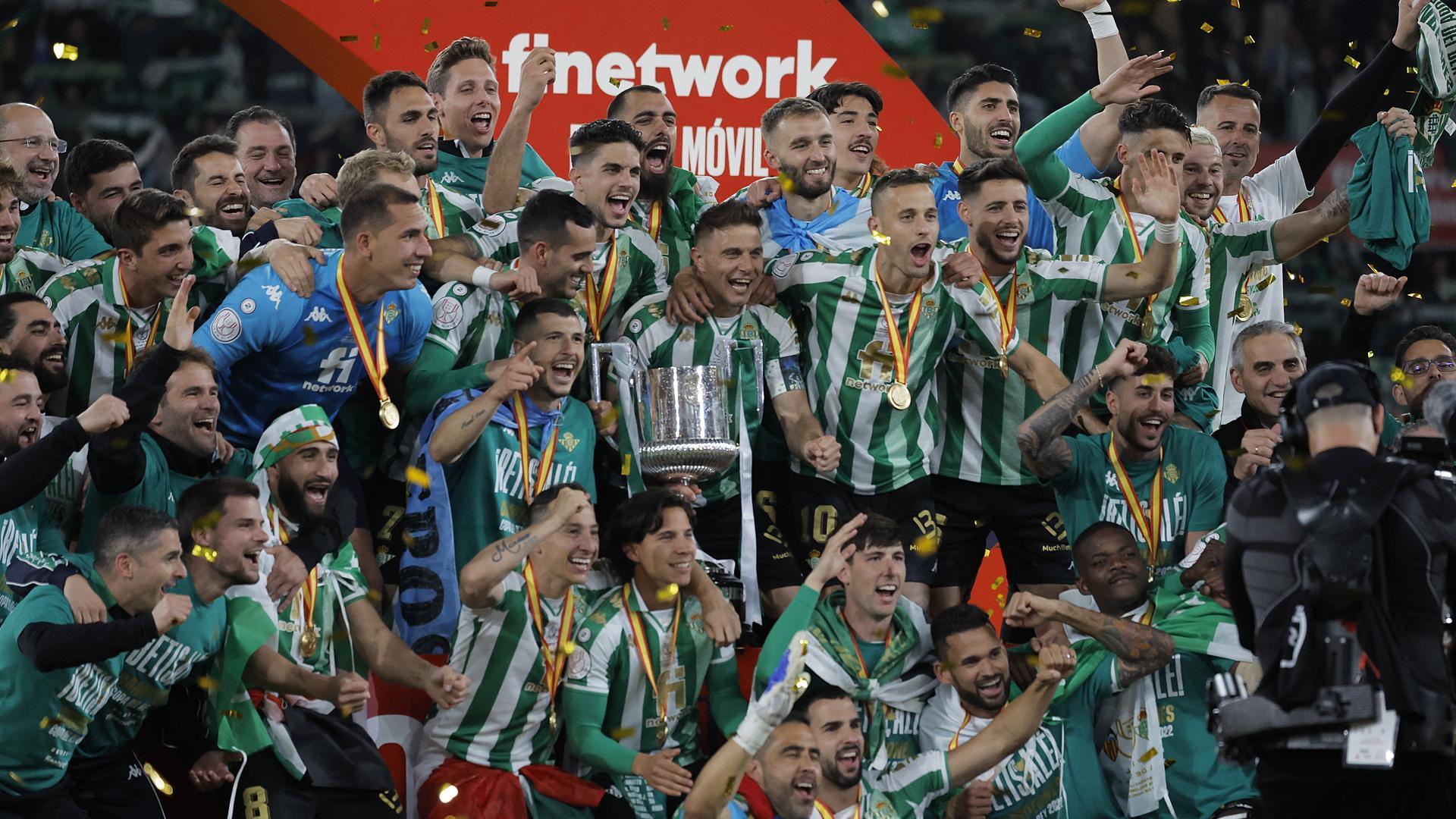 Los jugadores del Betis posan con la Copa del Rey tras ganar al Valencia en la final de La Cartuja