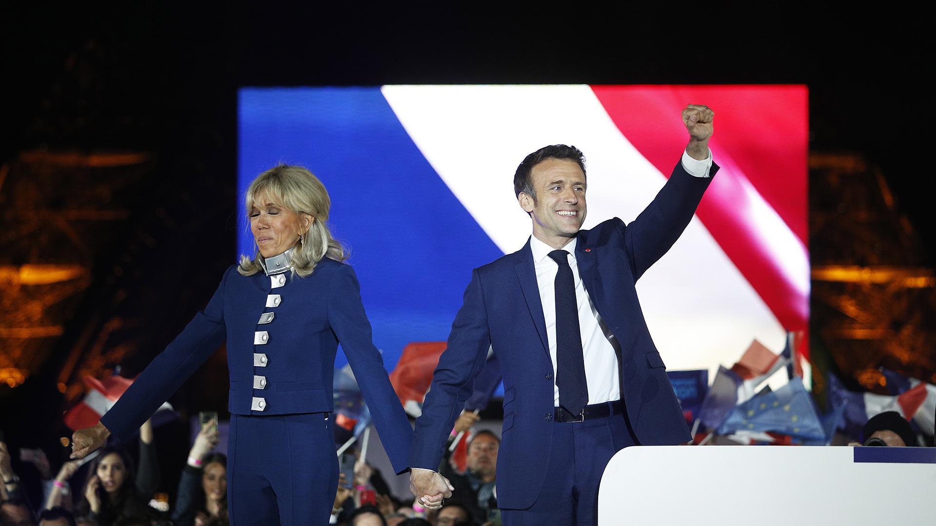 Emmanuel Macron junto a su esposa, Brigitte Macron, celebrando el triunfo electoral en París