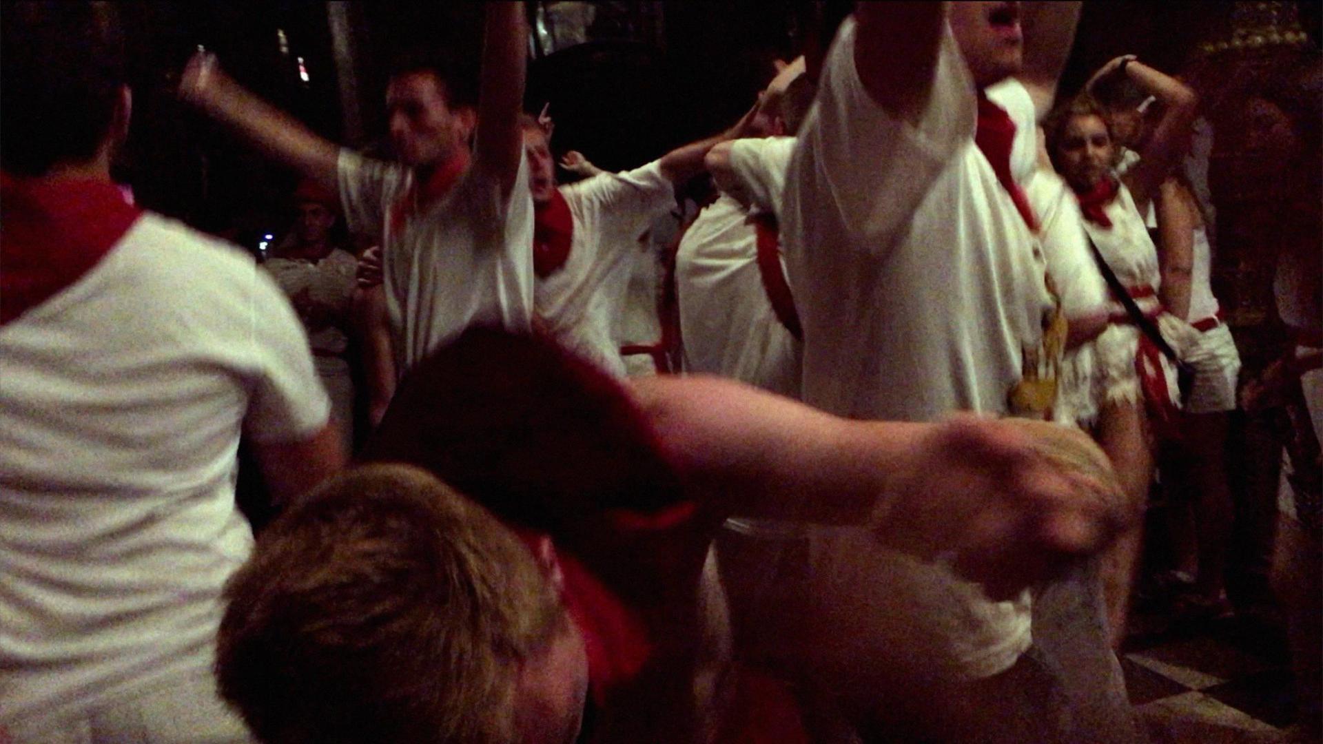 Un momento de la película H, en la que cuatro jóvenes recorren la fiesta nocturna de San Fermín por las mismas calles que pudo pasar sus últimas horas Hilario Pardo.