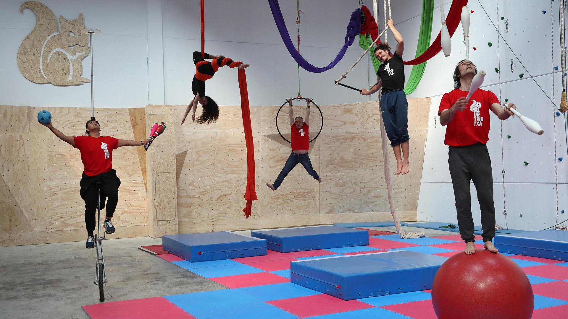 Desde la izquierda, Juanelo Panelo (monociclo y malabares), Johana Arévalo (telas), David del Olmo (lira), Gaspar Illoro (trapecio) y David Almazán (bola de equilibrio y malabares), ayer, en el espacio de circo Urtxintxa Txoko de Ansoáin