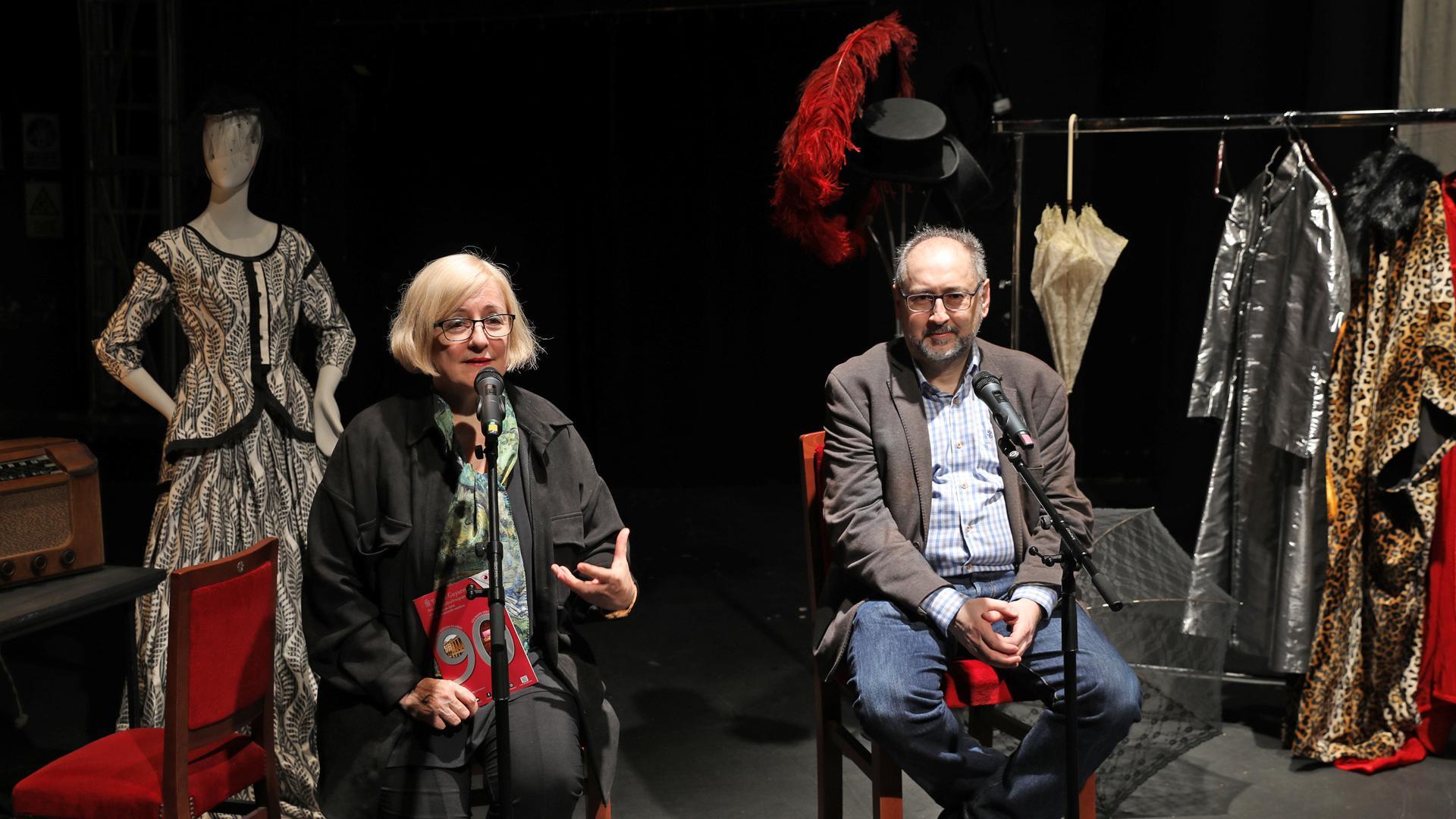 Grego Navarro, gerente del Teatro Gayarre, durante la rueda de prensa junto al dramaturgo Víctor Iriarte, creador de Crónica de un aniversario, acto central conmemorativo