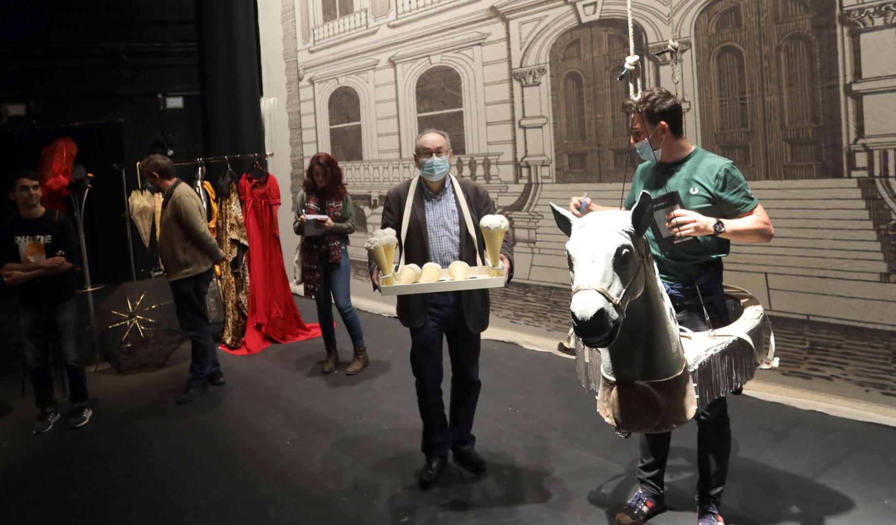 Los visitantes pueden probarse elementos clásicos del teatro