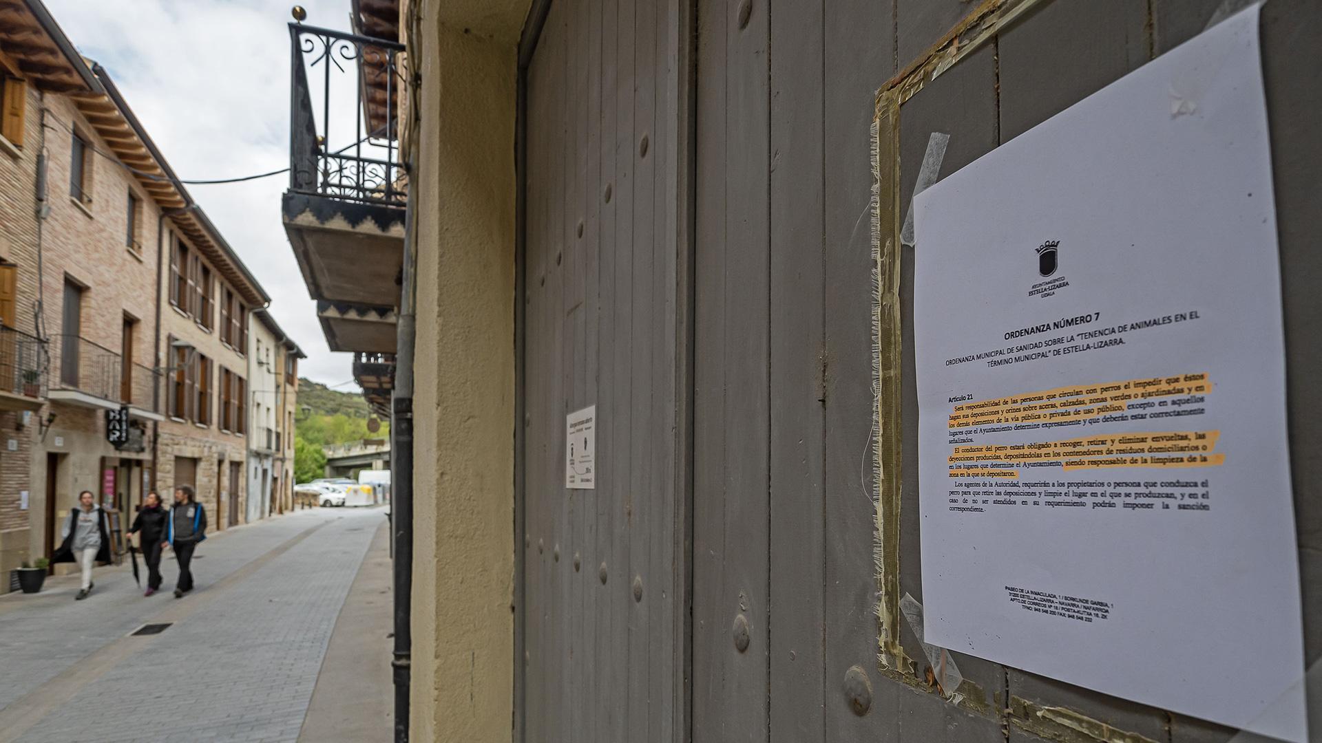 Uno de los recordatorios de la ordenanza municipal colgados en la calle La Rúa