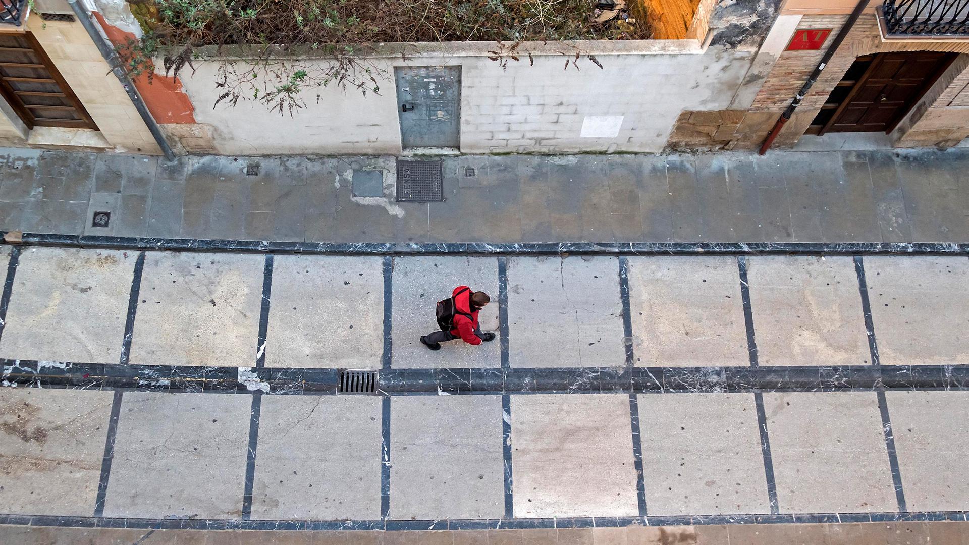 Una persona camina por el Casco Viejo de Estella