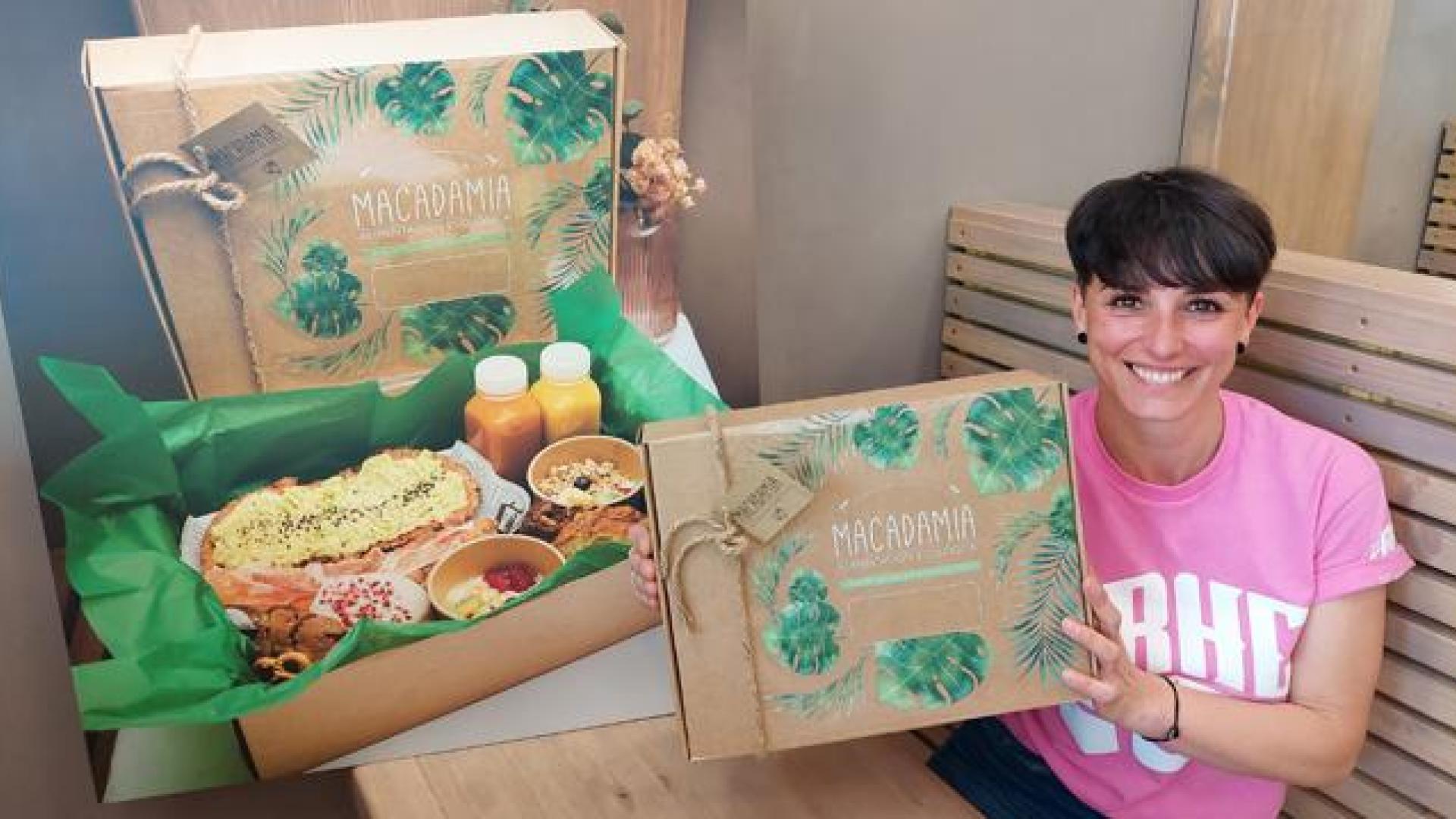 Soraya, con una de las cajas de desayuno de Macadamia