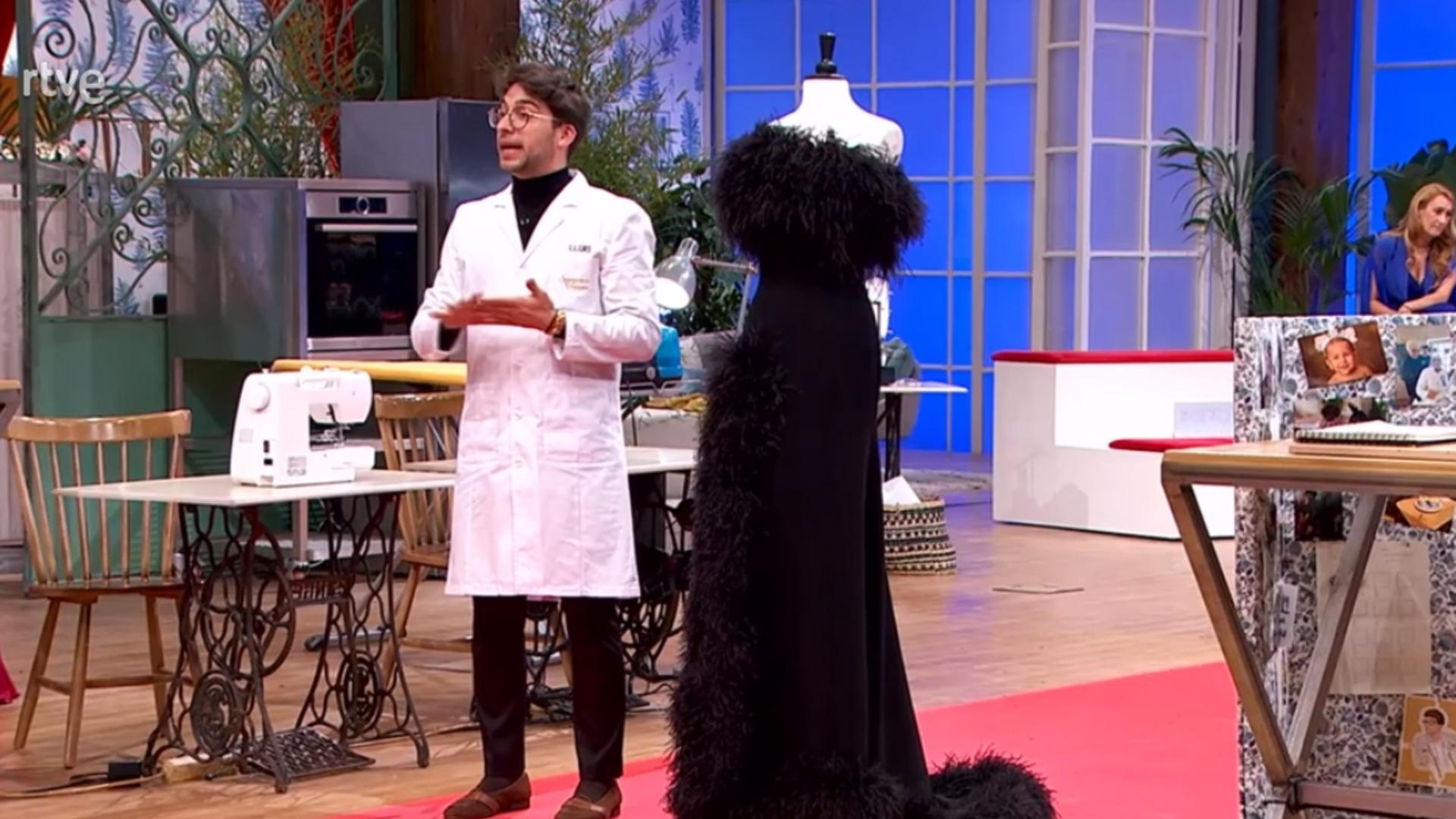 Lluís Mengual, con el vestido que confeccionó en la final y que le proporcionó la victoria