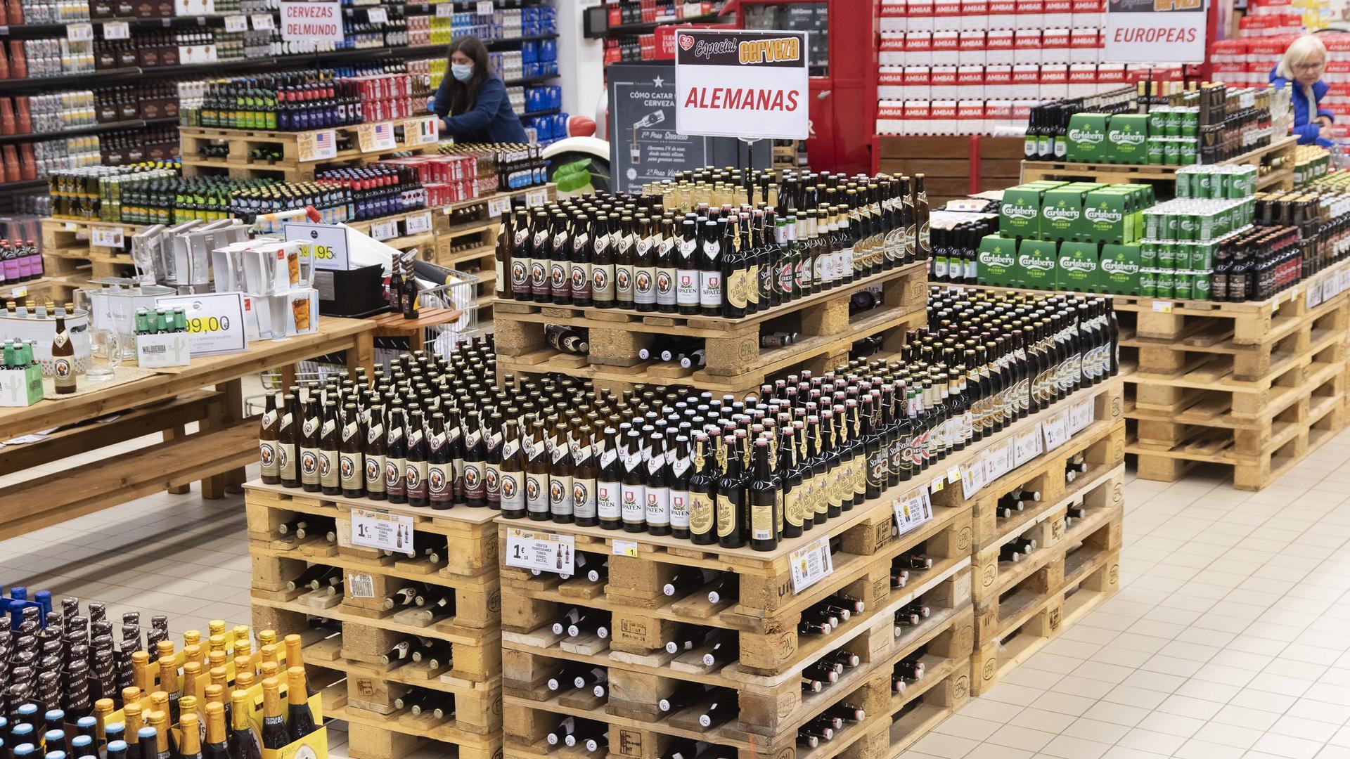 Pasillo central del hipermercado con una selección de cervezas