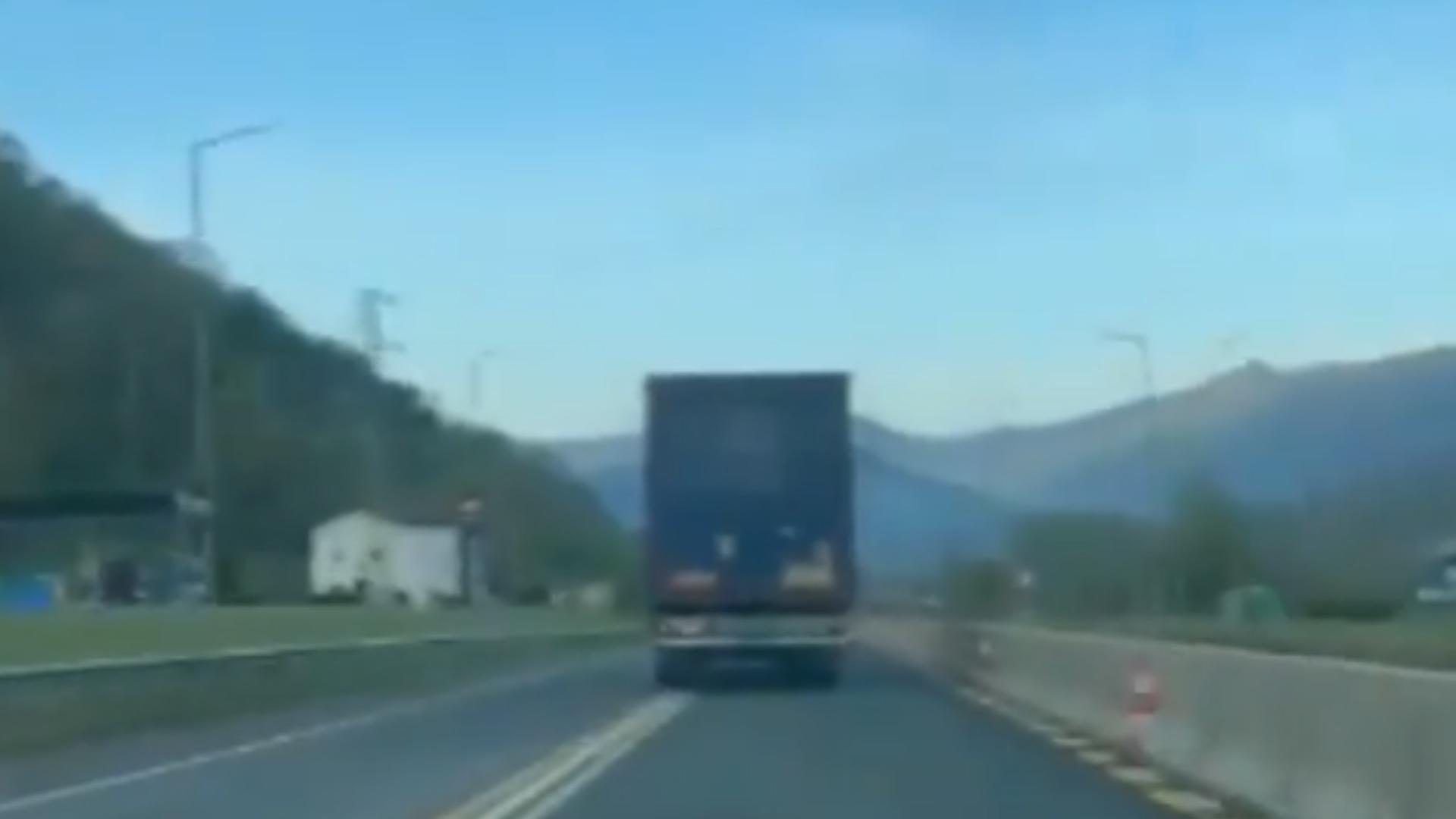 El camionero realizó un adelantamiento sin respetar tres rayas continuas