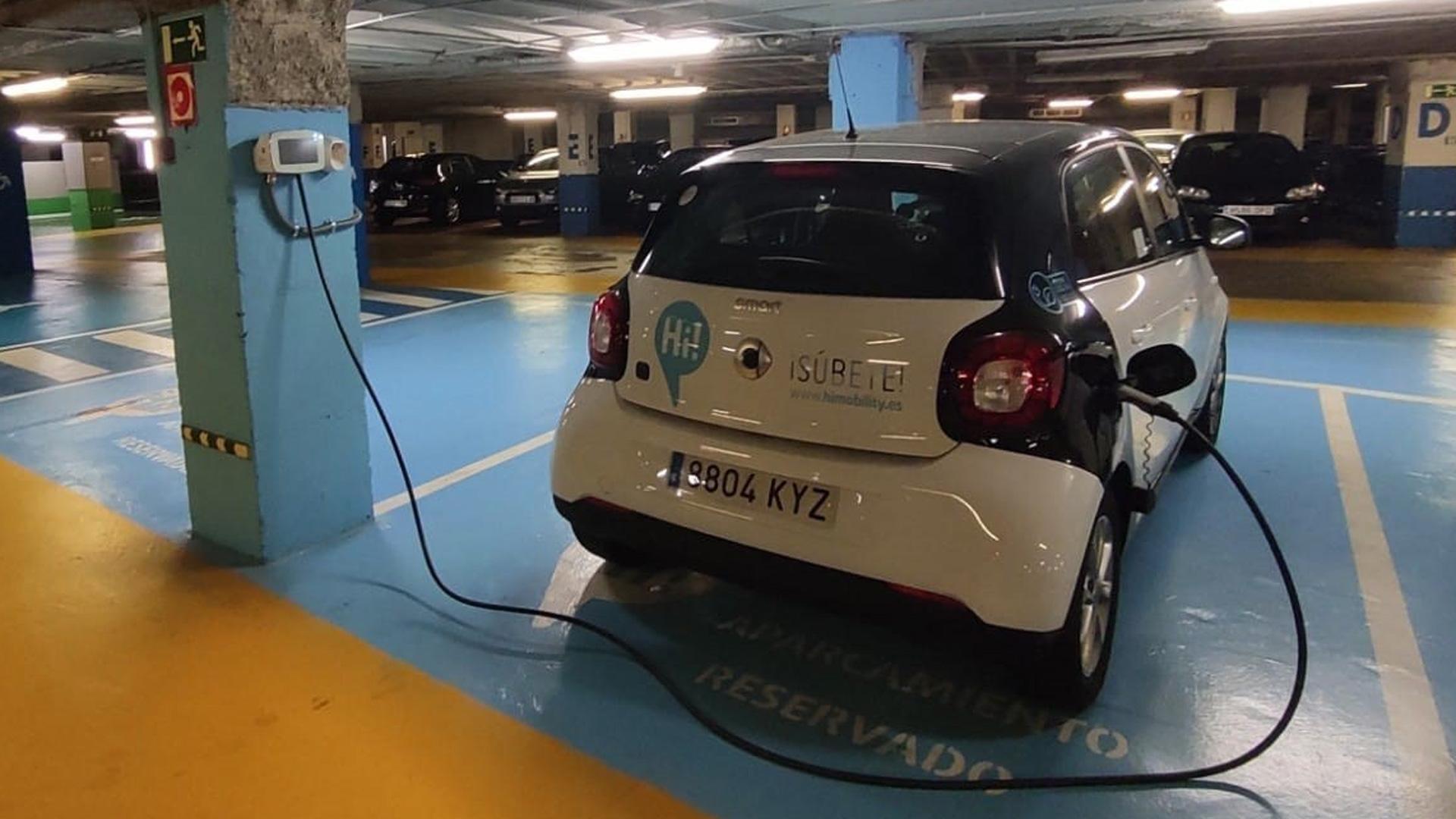 Un coche eléctrico en una estación de carga