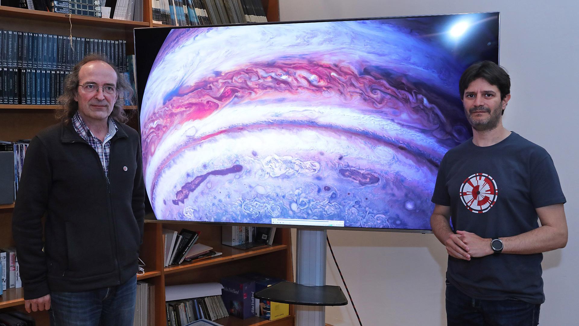 Fernando Jáuregui, astrofísico del Planetario, con Iñaki Ordóñez