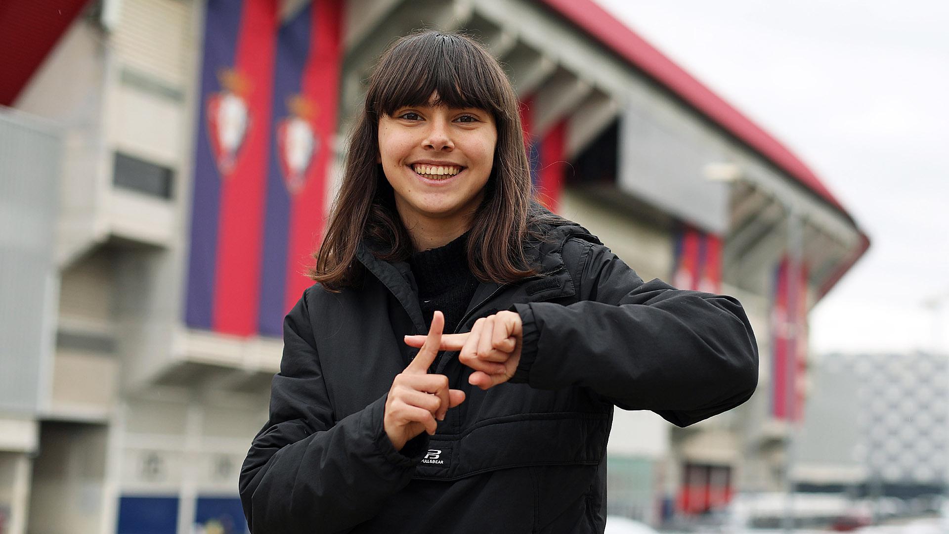 Maitane Vilariño, este miércoles 27 de abril por la mañana junto a El Sadar, repitiendo uno de los gestos que ha hecho al celebrar sus goles