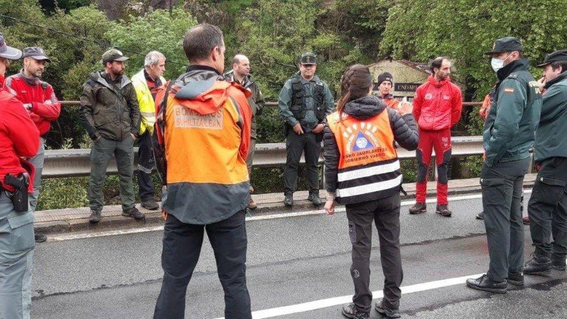 Integrantes del dispositivo de búsqueda, en la muga navarra-guipuzcoana