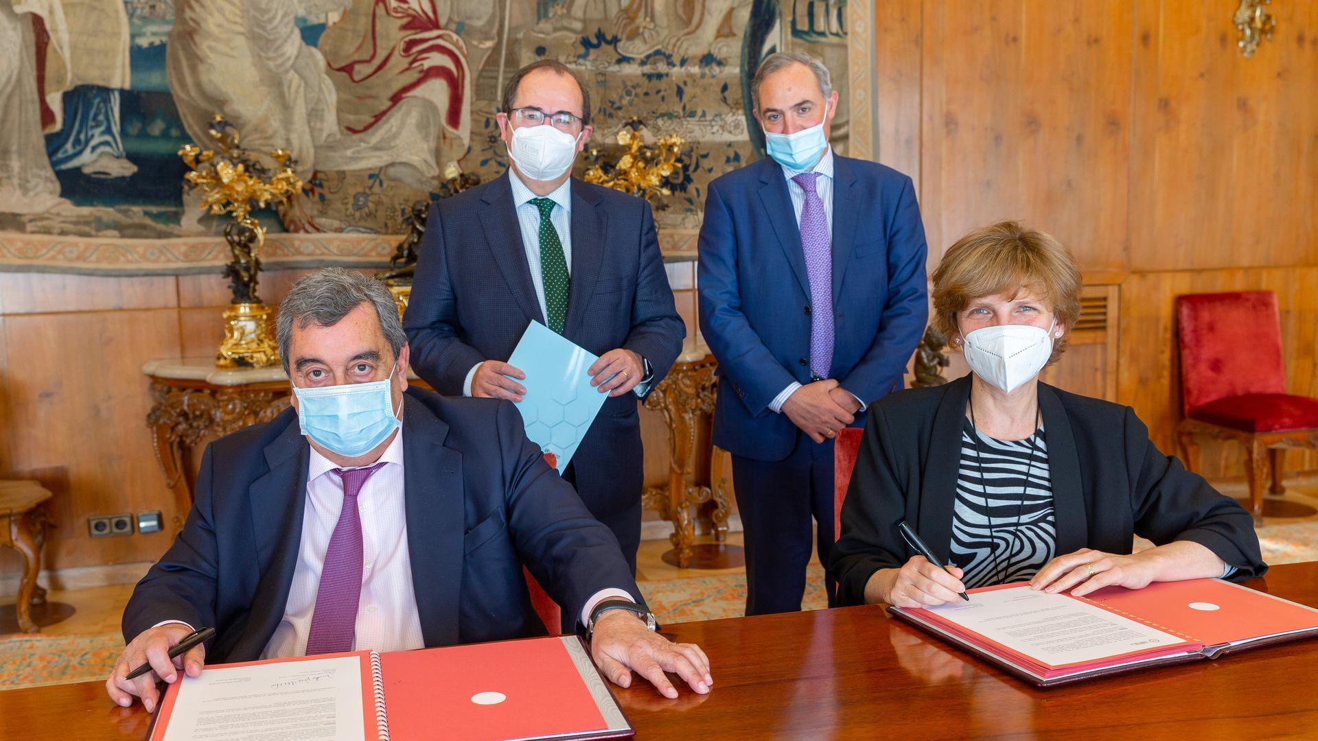 Firma del convenio entre La Universidad de Navarra y la Fundación Ramón Areces