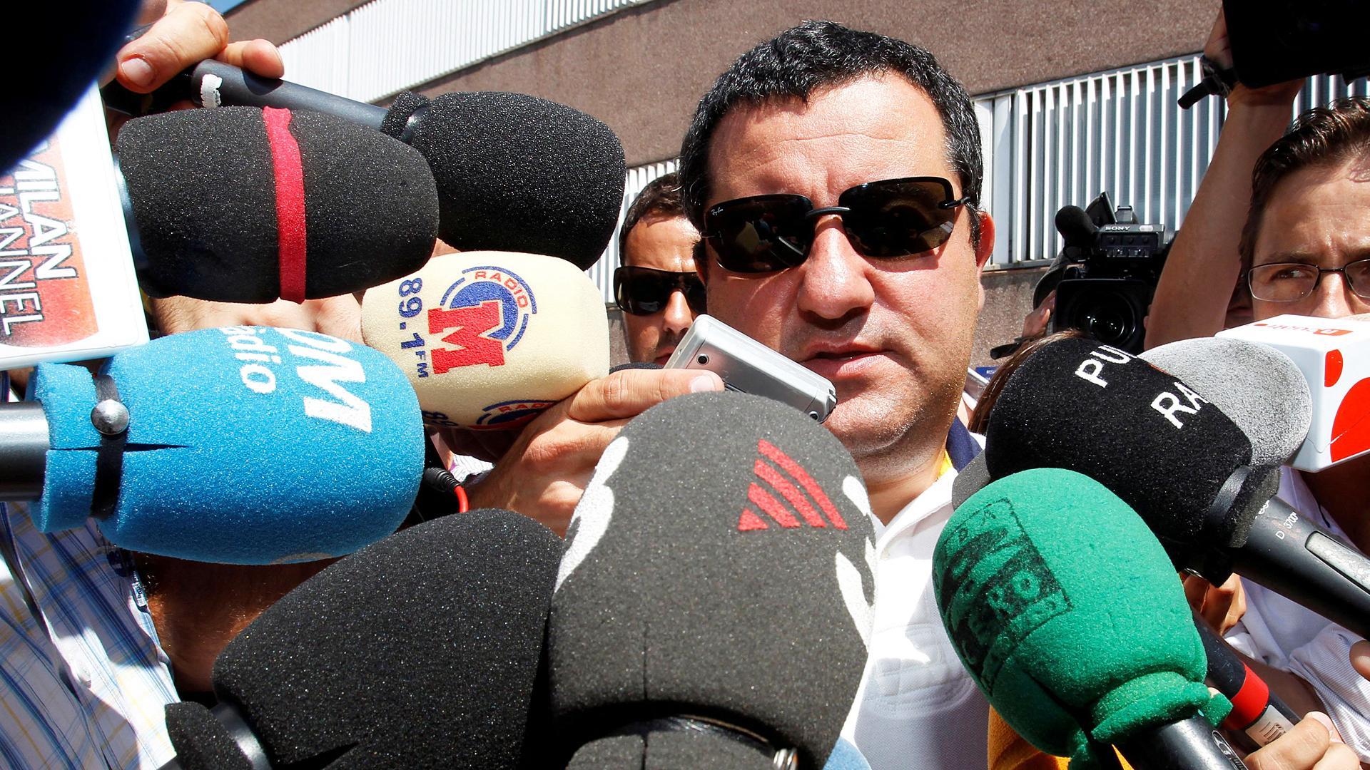 Mino Raiola atiende a los medios en una imagen de agosto de 2010