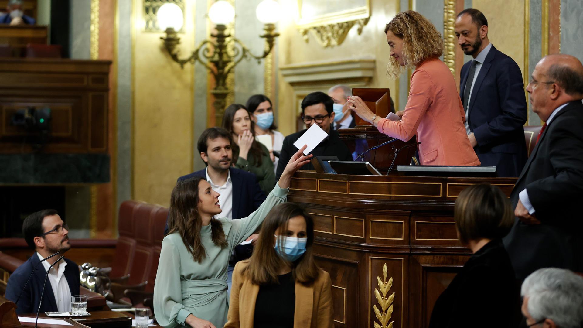 La ministra de Igualdad, Irene Montero (2i), entrega su voto para los integrantes de la comisión de secretos oficiales a la presidenta del Congreso, Meritxell Batet