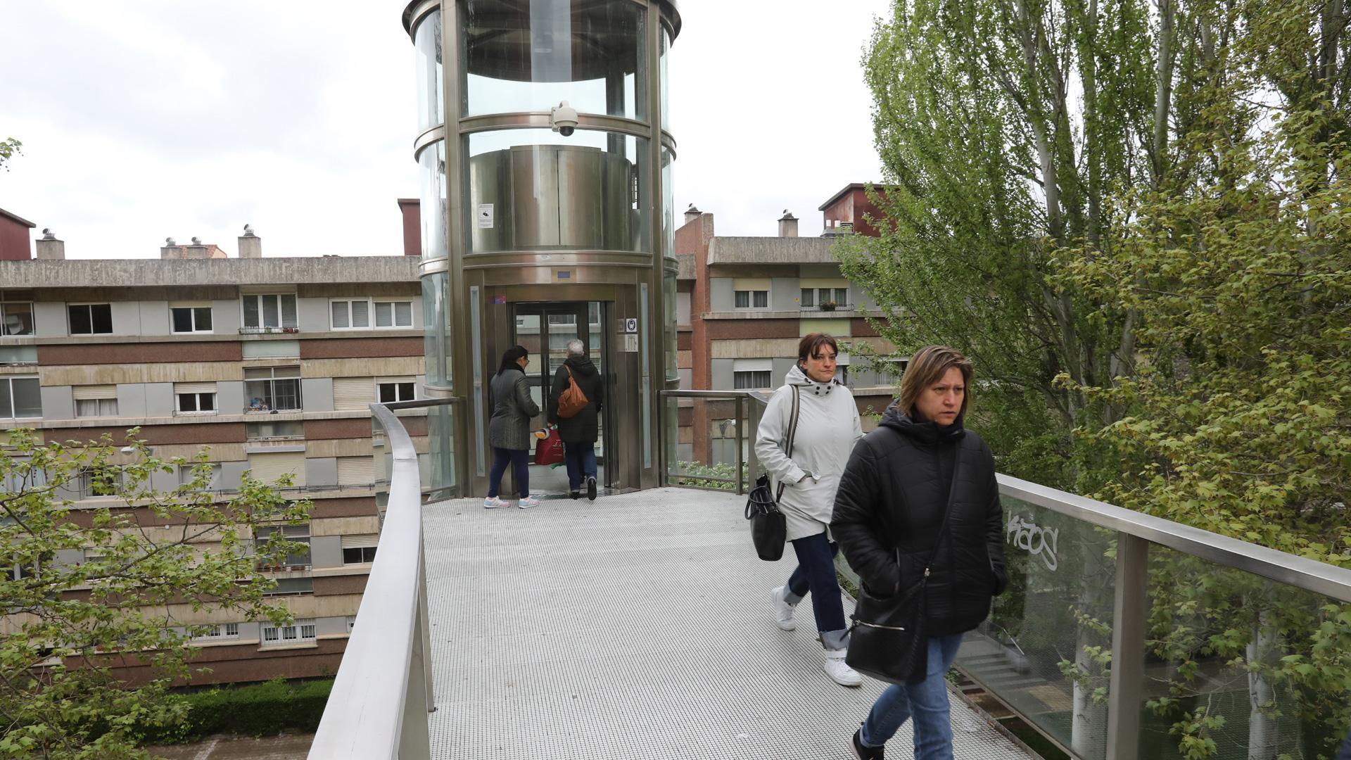 Estas infraestructuras repartidas por los diferentes barrios de la capital ayudan a salvar alturas entre calles, en la imagen en Monasterio de Irache, y, además, son ampliamente utilizadas por los ciudadanos