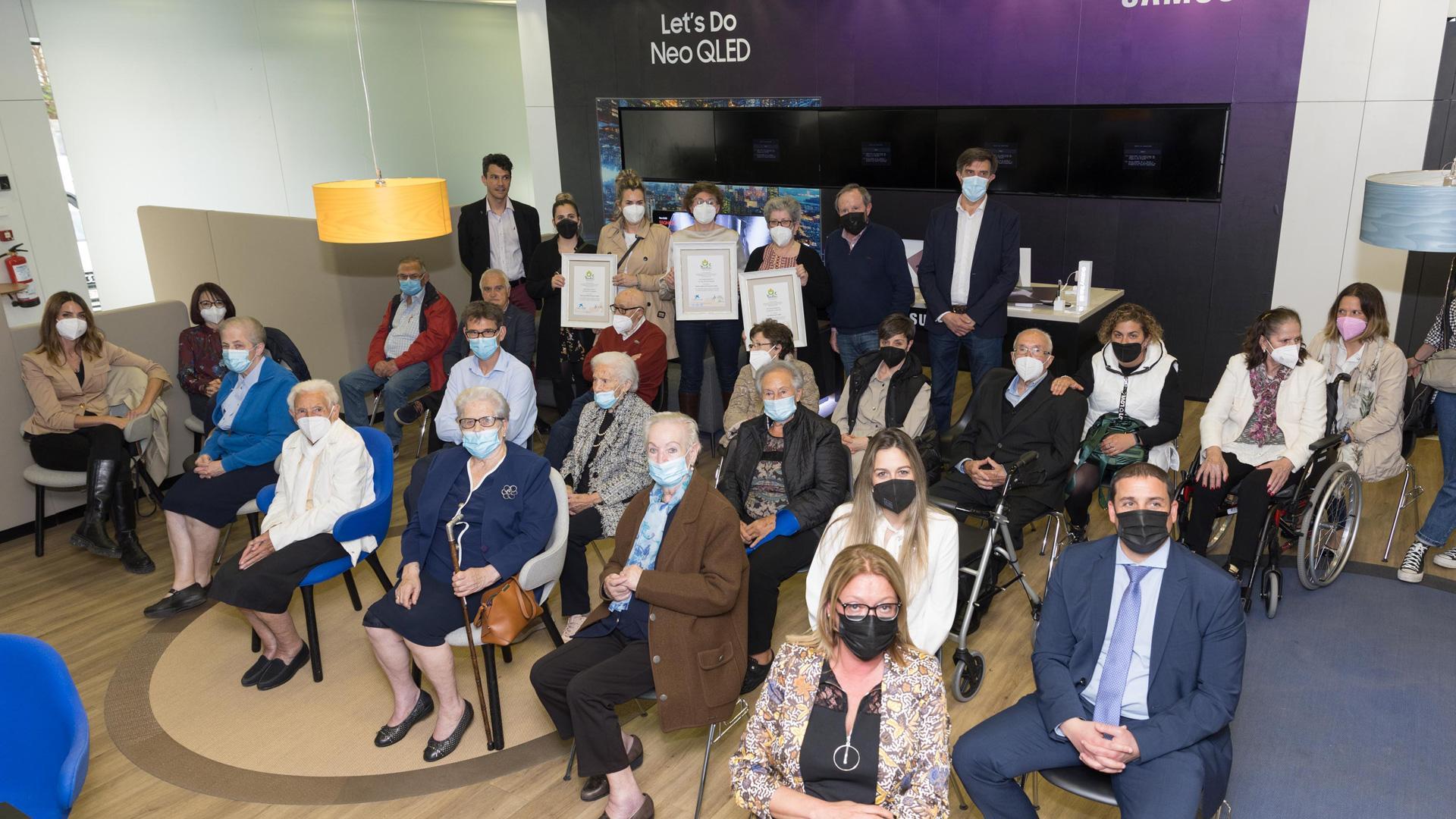 RECONOCIMIENTO Representantes de los trabajadores y usuarios de las tres residencias de Tudela, junto con los promotores del reconocimiento que se rindió ayer a los equipos humanos de estos centros por su labor durante la pandemia