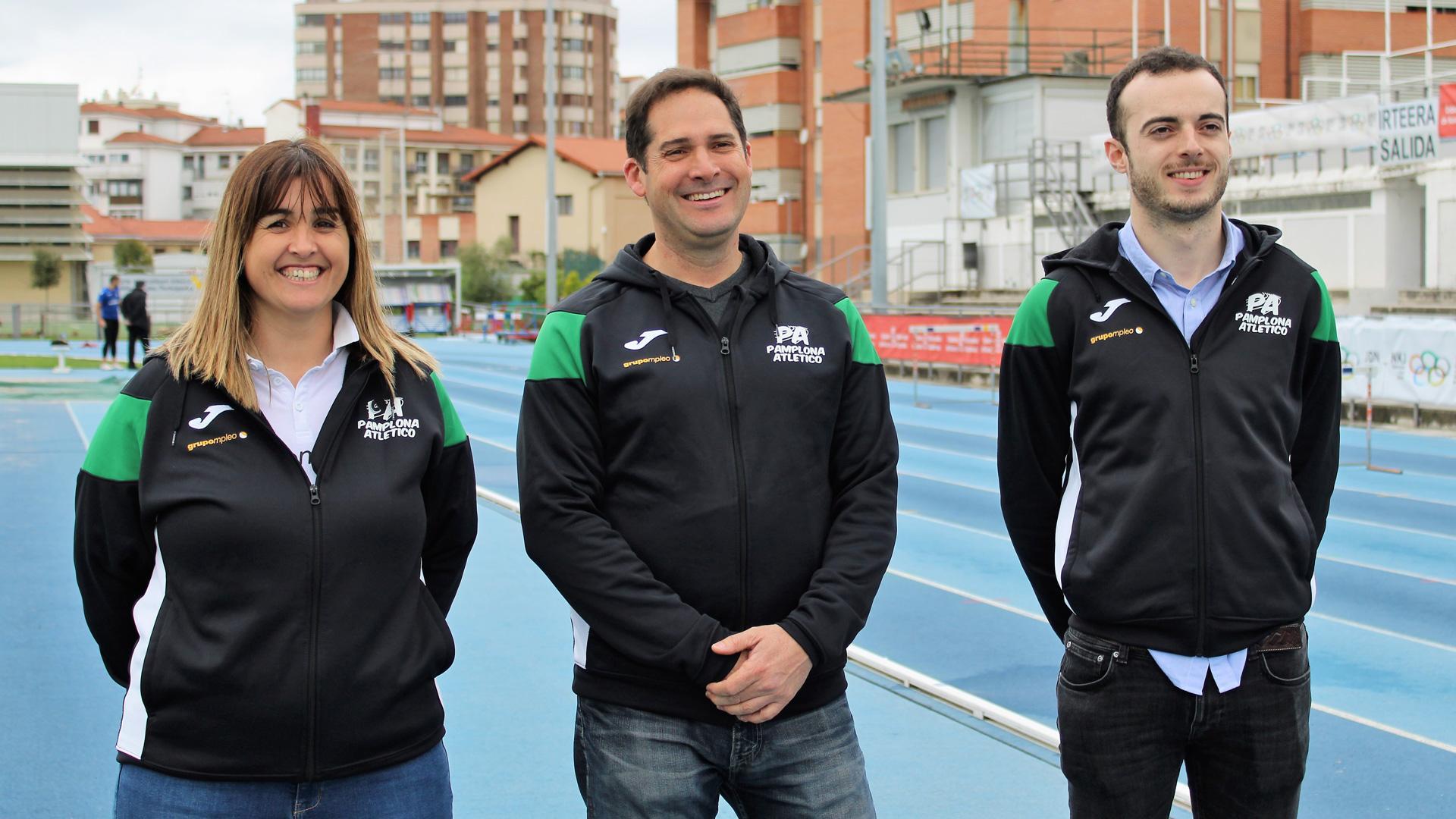 El presidente Pablo Branchi, entre los delegados Tania Sola y Jorge Illarramendi, ayer en Larrabide