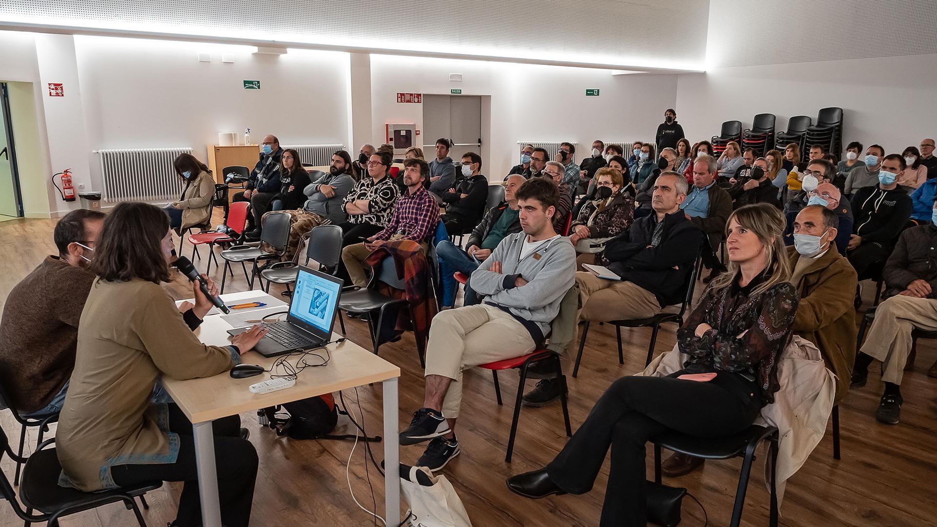 Un momento de la reunión a la que se convocó ayer a los vecinos de Arieta