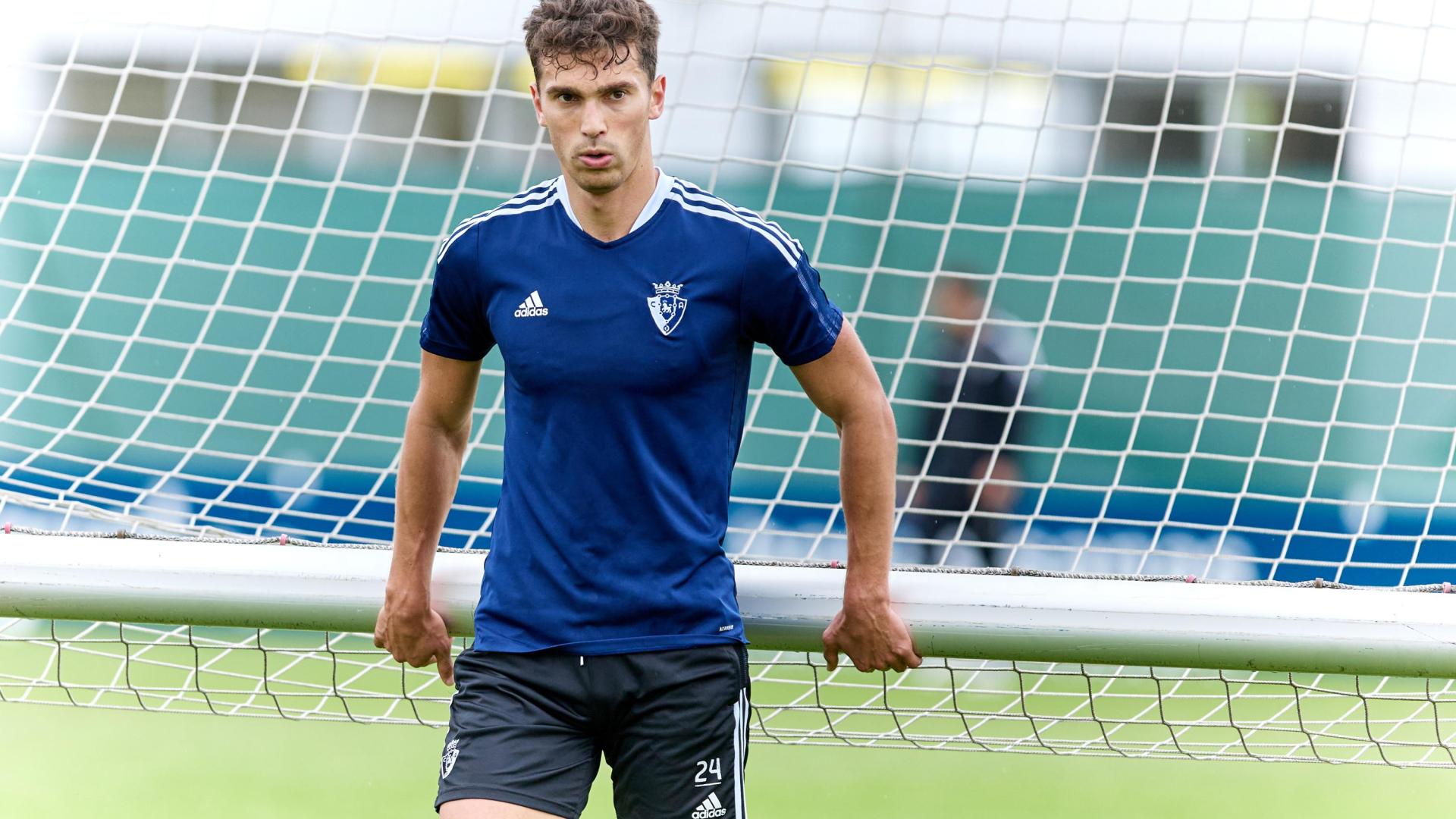 Lucas Torró, que volverá al equipo en Elche tras cumplir sanción, sujeta este miércoles una de las porterías en Tajonar