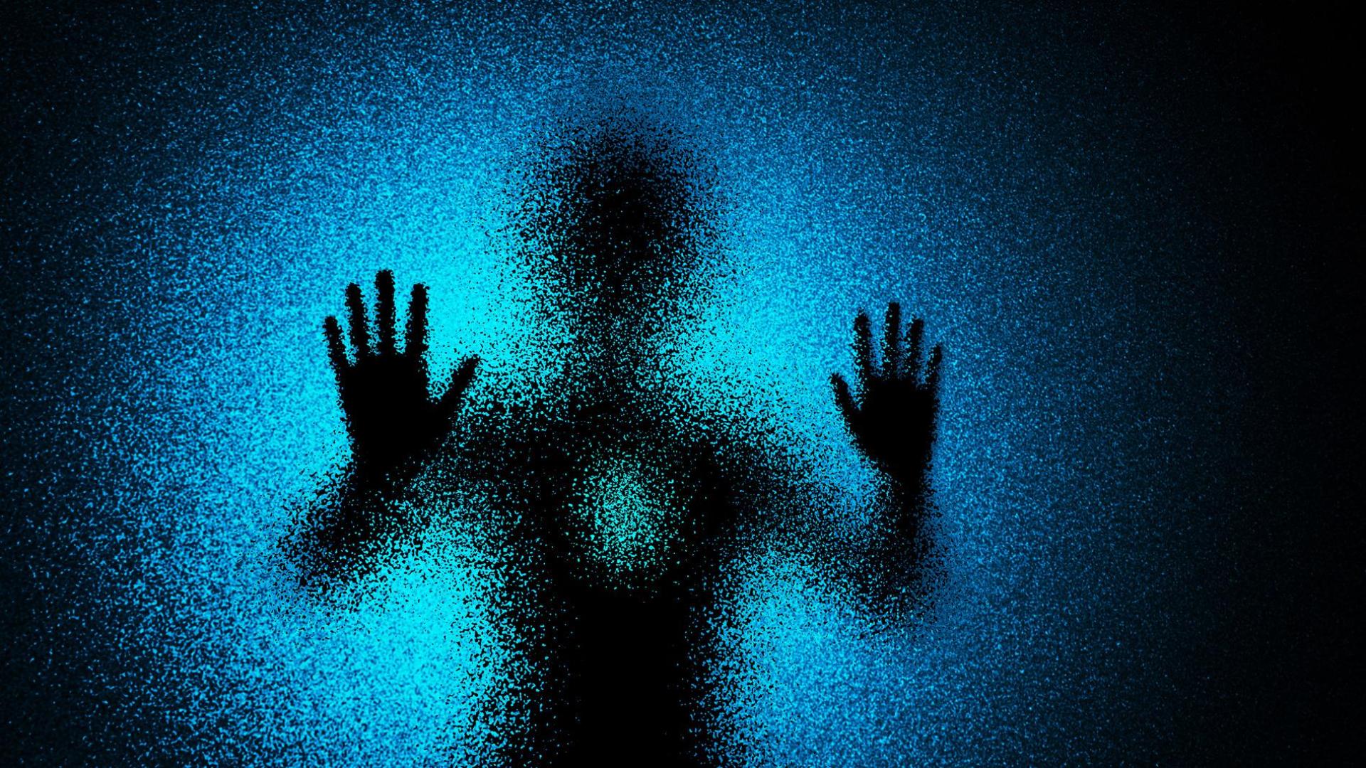 Joven tras un cristal