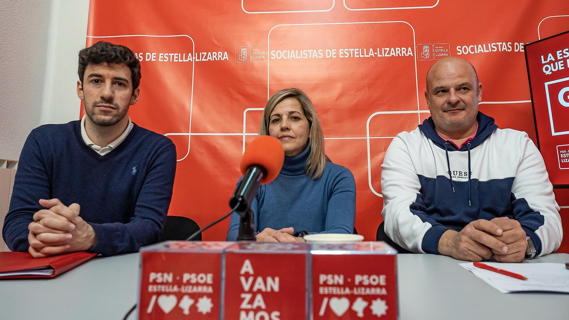 El concejal Ibai Crespo; la secretaria general del PSN en Estella, María Sanz de Galdeano; y el de organización, Fran Moleón, durante la rueda de prensa de este viernes