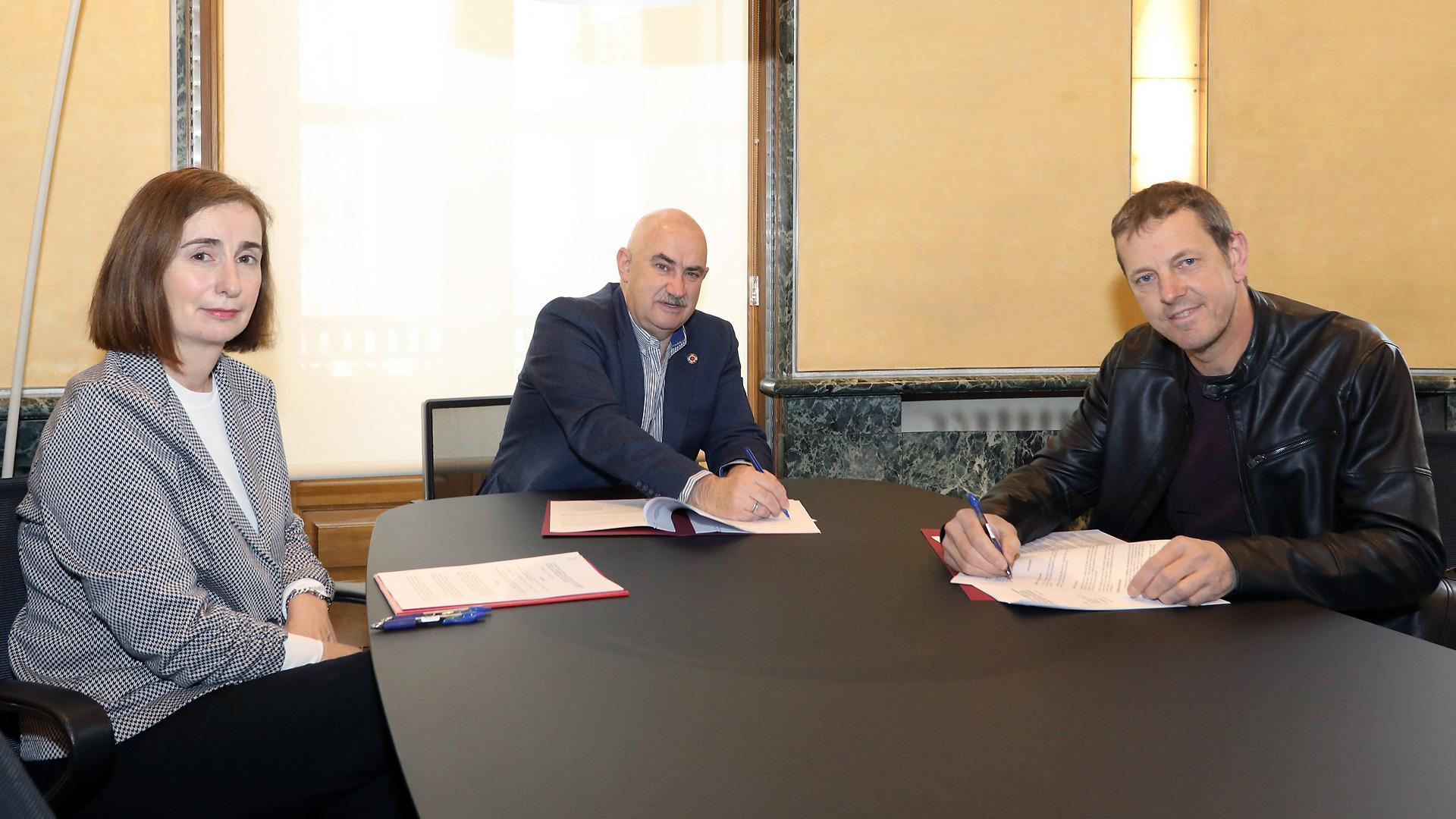 La directora general de Ordenación del Territorio, Izaskun Abril; el vicepresidente José María Aierdi, y el alcalde del Ayuntamiento de Larraun, Mikel Huarte