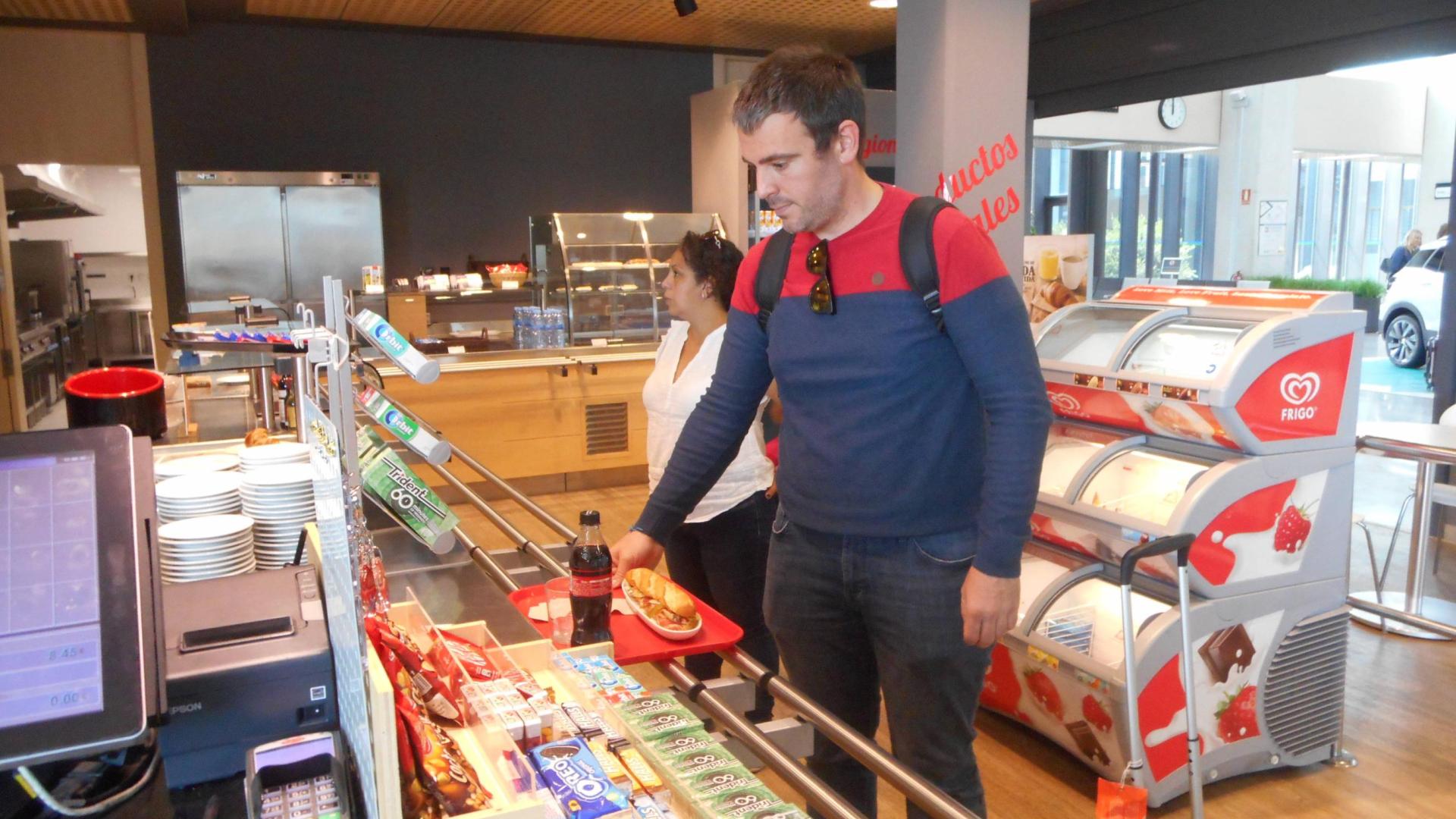 Un joven en la cafetería del aeropuerto el último día de atención presencial, el 1 de agosto de 2019
