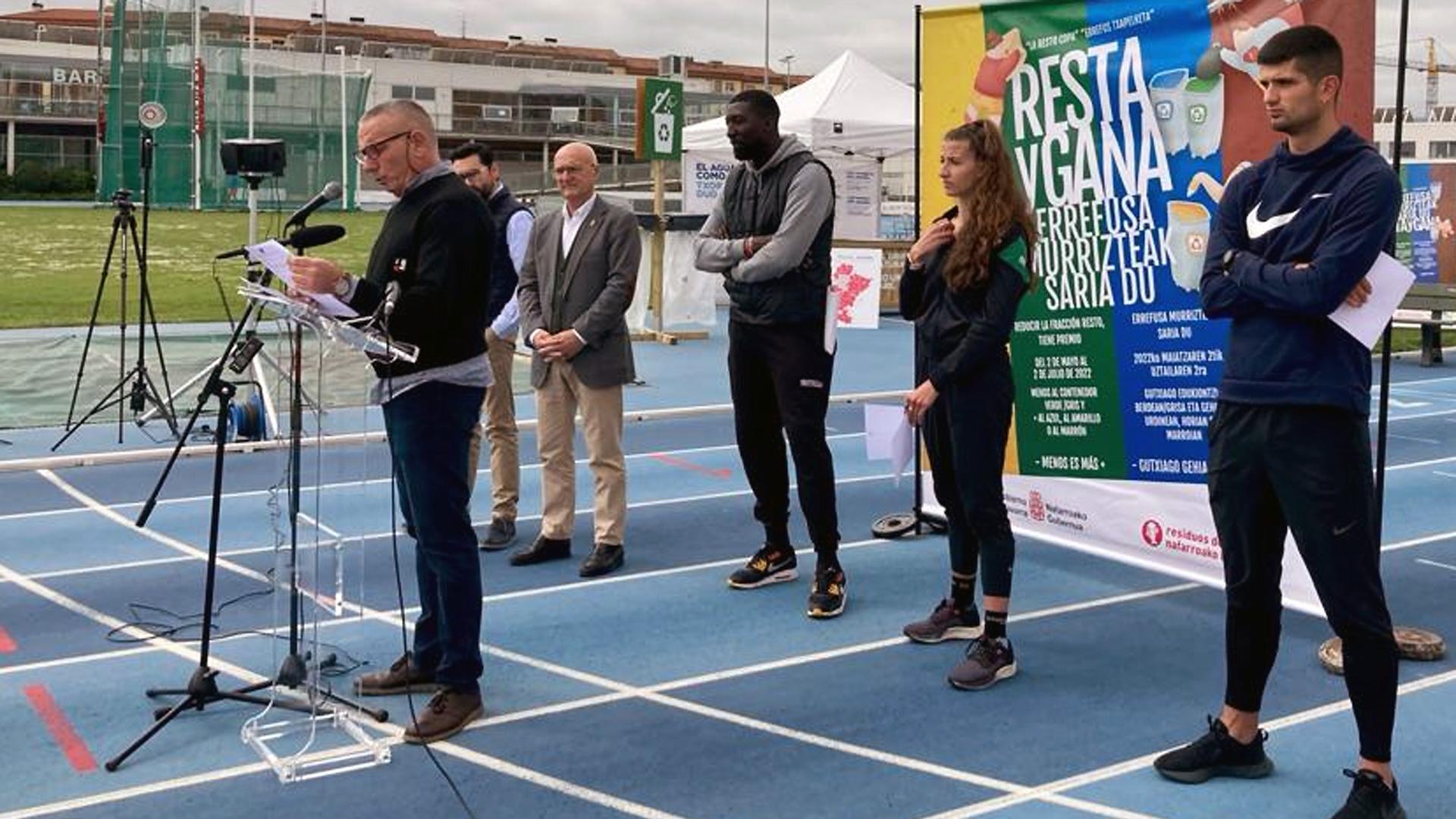 Imagen de la presentación de una competición de reducción de residuos entre ayuntamientos en el estadio Larrabide de Pamplona
