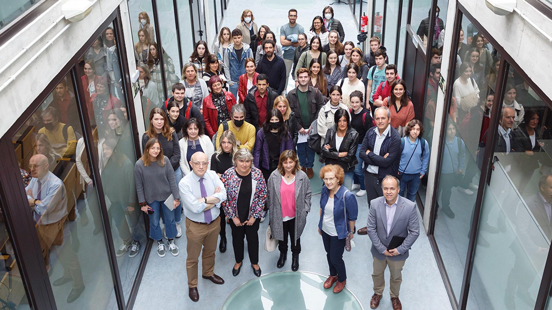 En primer término, de izda. a dcha., Gerardo Pisabarro (director del IMAB), Ramo Barrena (directora de la ETSIAB), Inés Olaizola (vicerrectora de Profesorado), Margarita del Val y Francisco Javier Arregui (vicerrector de Investigación)