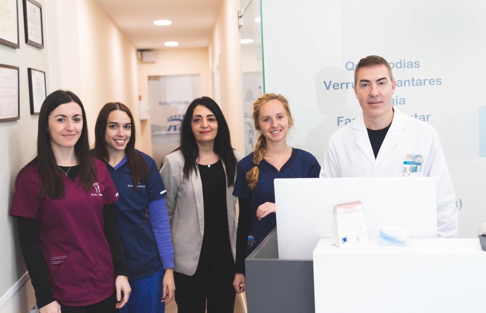 Equipo del centro médico, con el doctor Rico a la derecha