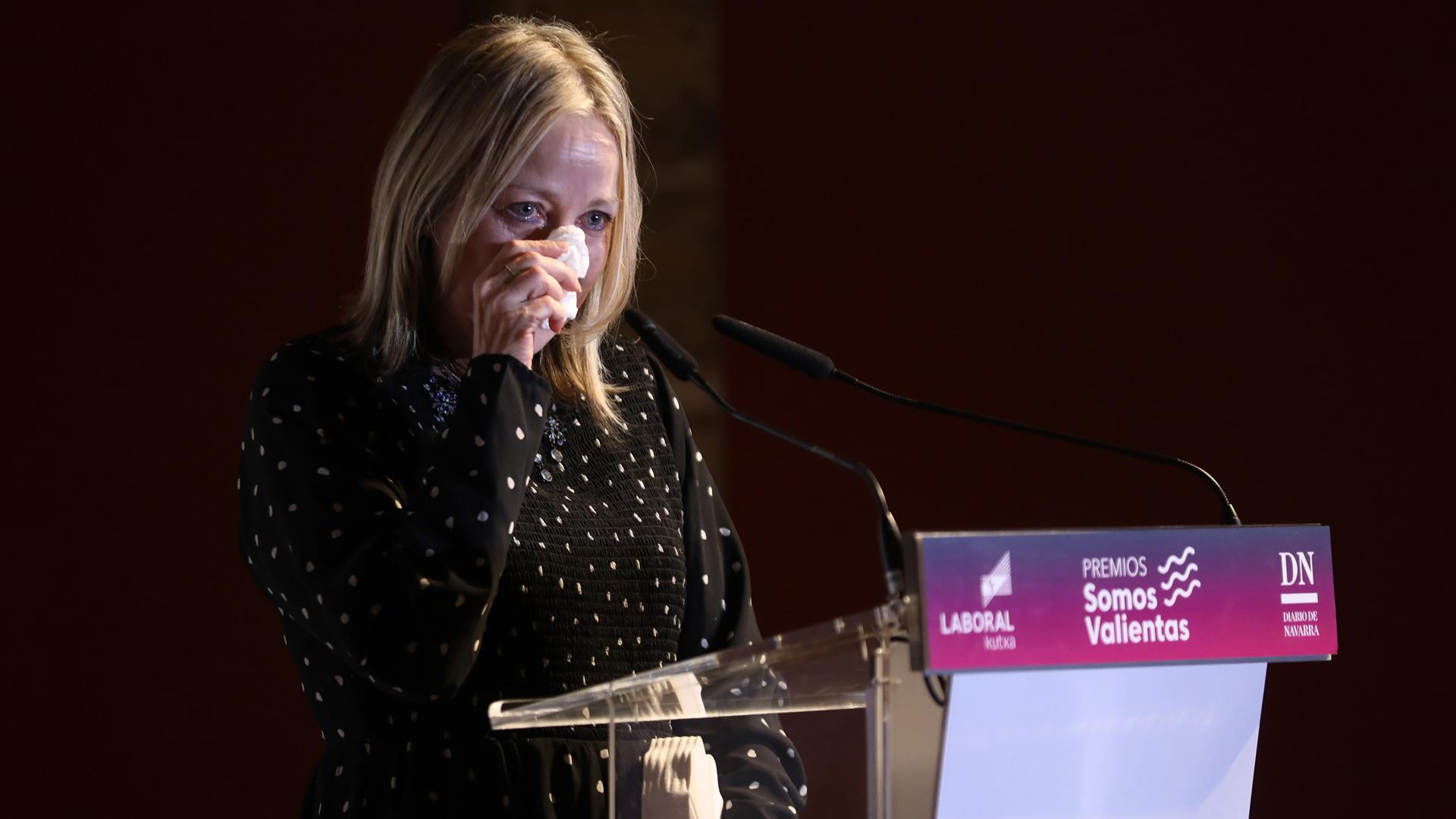 La rockera Aurora Beltrán contiene emocionada el llanto durante la entrega de los premios “Somos Valientas” en la catedral