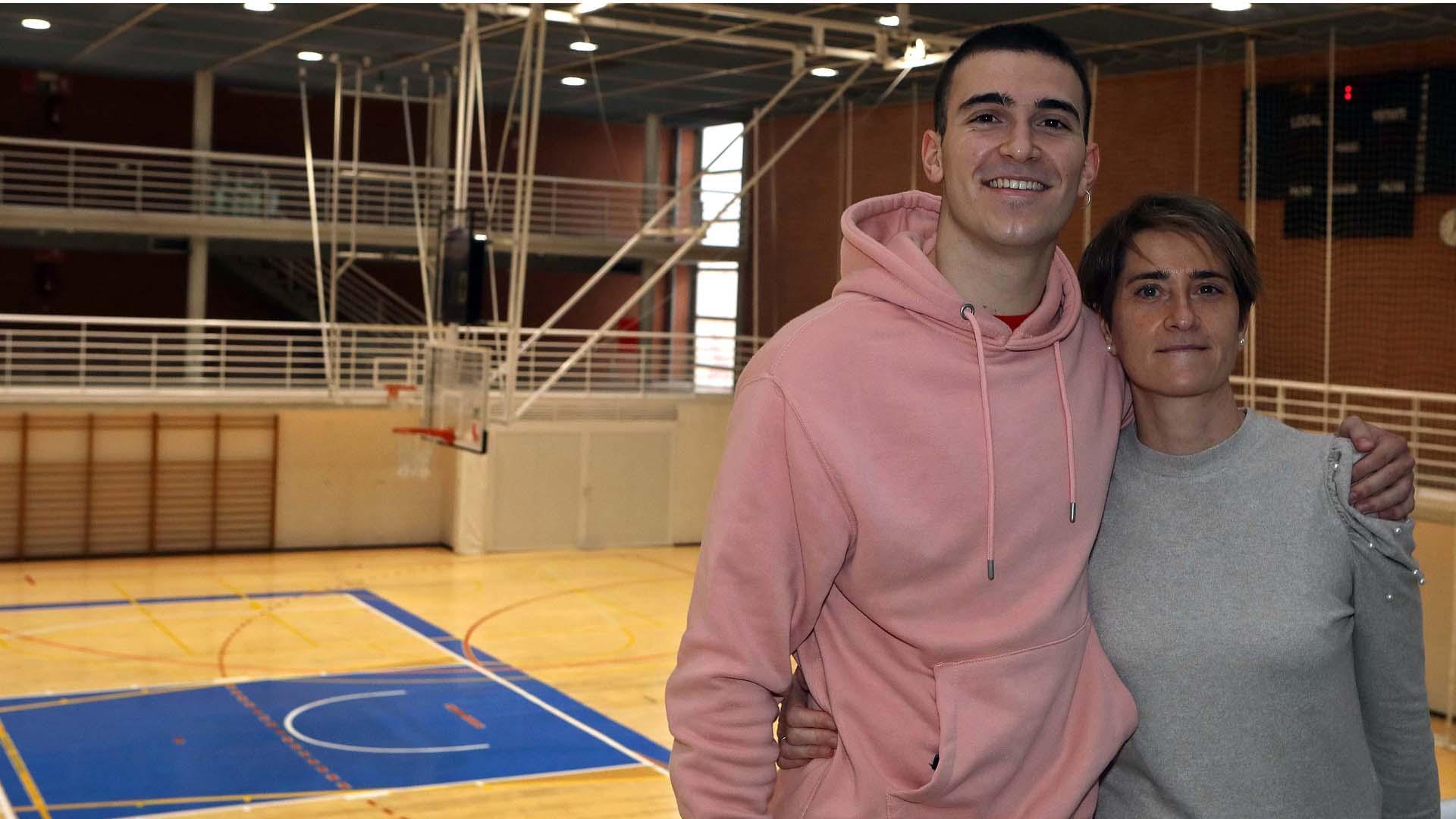 Pablo Fernández junto a su madre, Susana Chocarro, en el pabellón de Arrosadía, donde ambos disfrutan cada semana del baloncesto