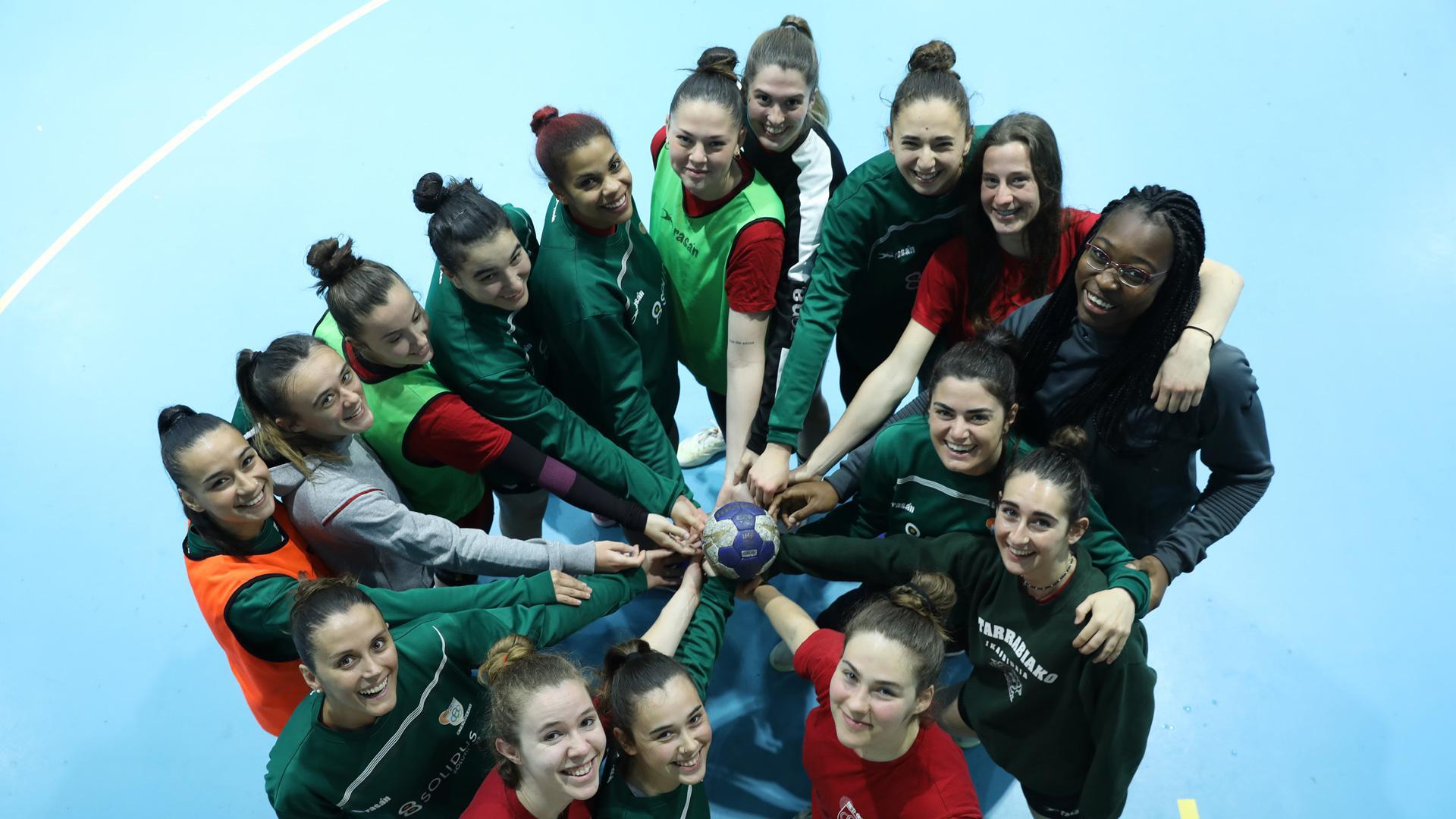 La plantilla del Gurpea Beti Onak, invicta en los 26 encuentros de liga, afronta la fase decisiva para subir a la máxima categoría