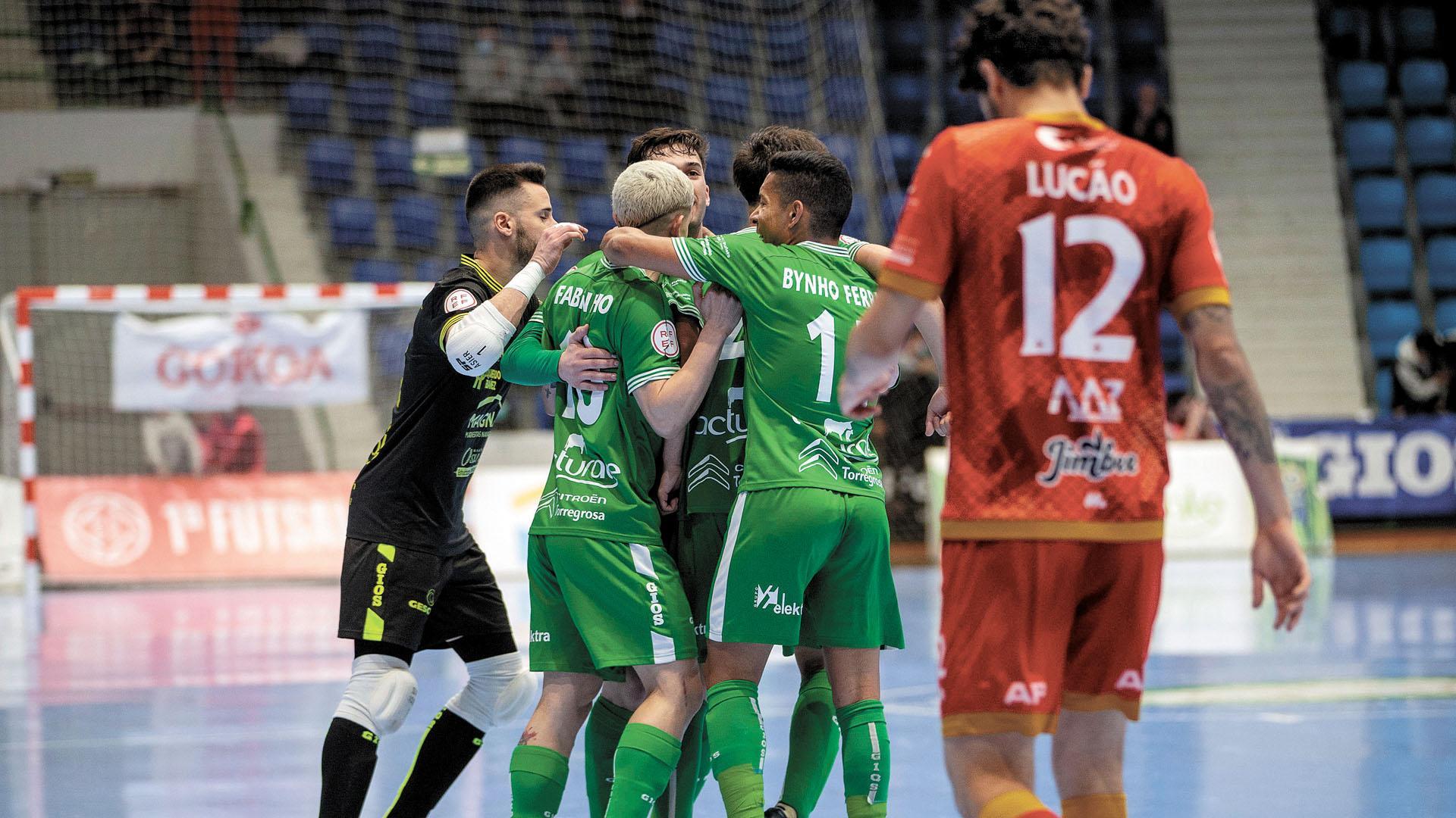 Los jugadores de Osasuna Magna celebran el primer gol, que lo marcó el cierre madrileño Toni