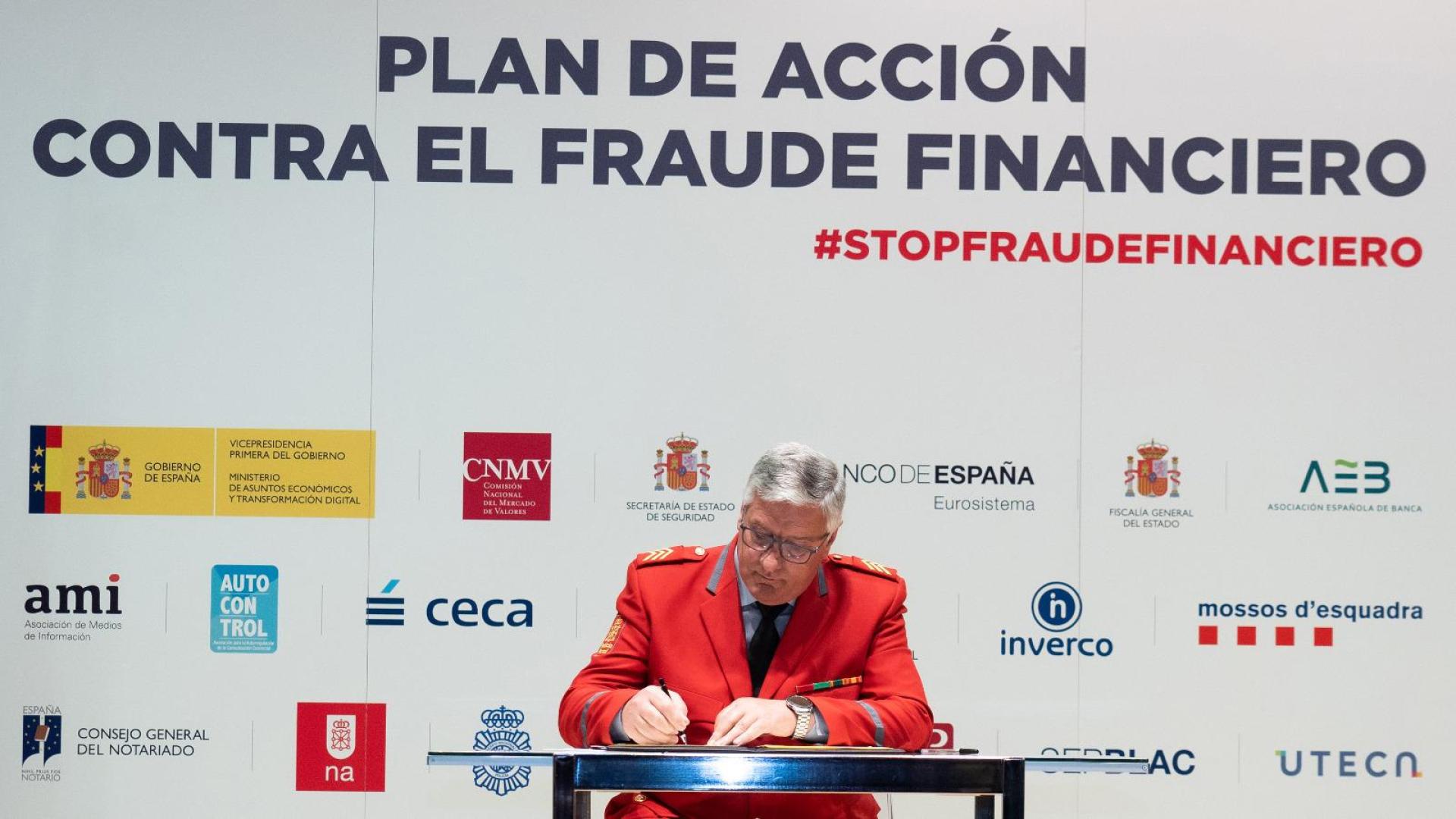 Juan Carlos Zapico, jefe de la Policía Foral, en la firma del protocolo de colaboración contra el fraude financiero