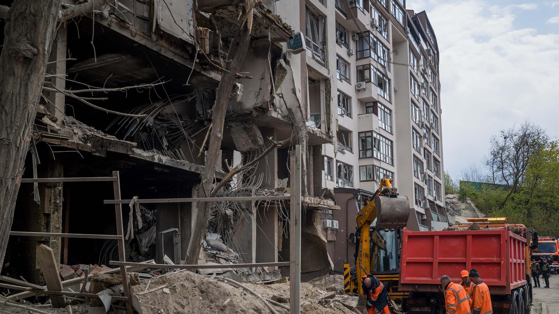 Vista de una zona donde impactaron misiles rusos este viernes en Kiev