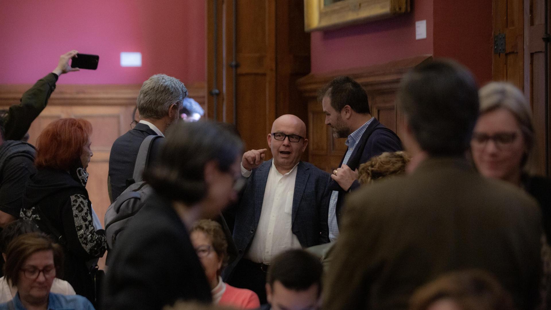 Los abogados Gonzalo Boye (i) y Antoni Abad (d), a su salida de un debate organizado por Òmnium Cultural sobre el alcance  del caso de espionaje