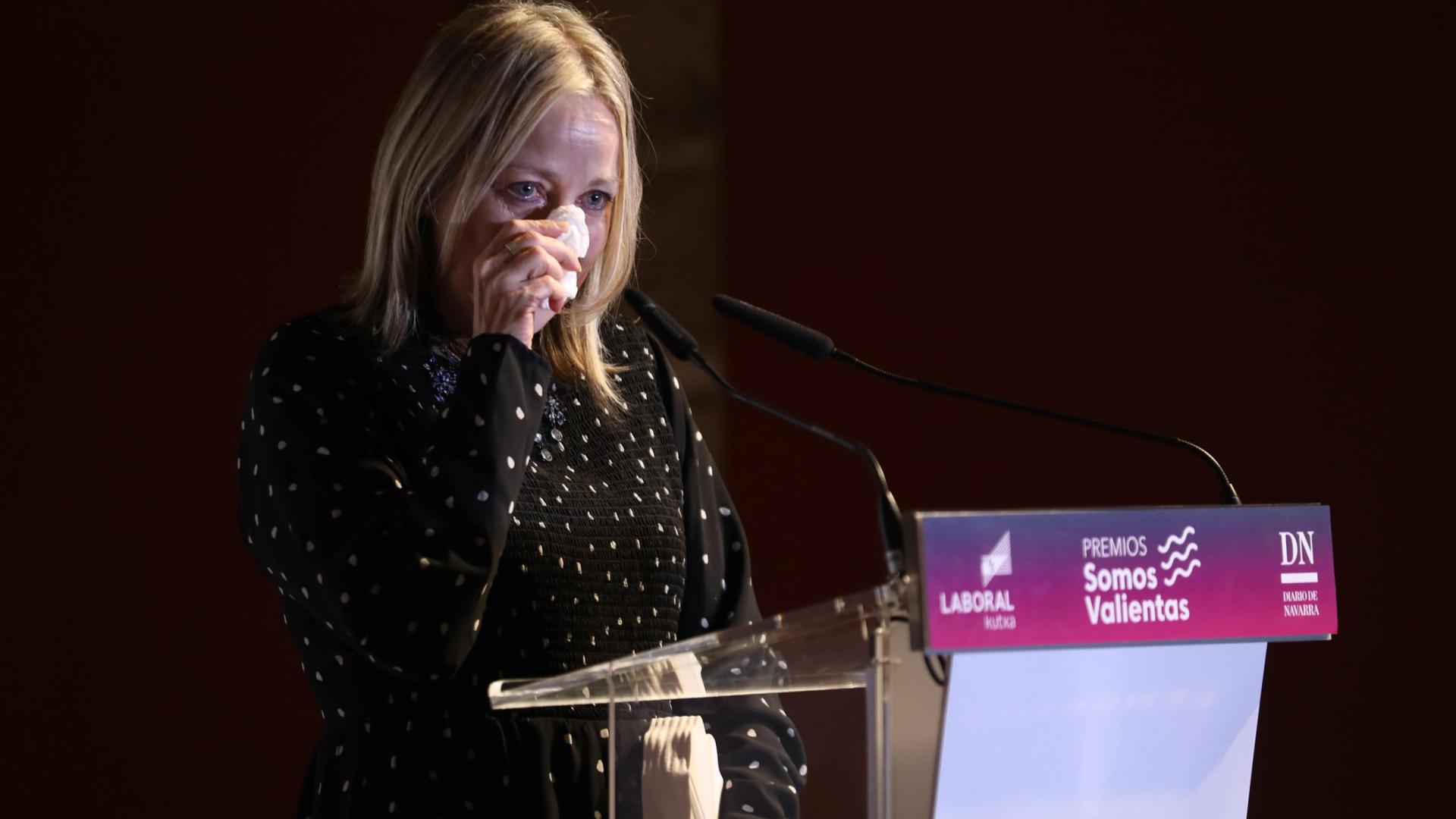 La rockera Aurora Beltrán contiene emocionada el llanto durante la entrega de los premios  en la catedral