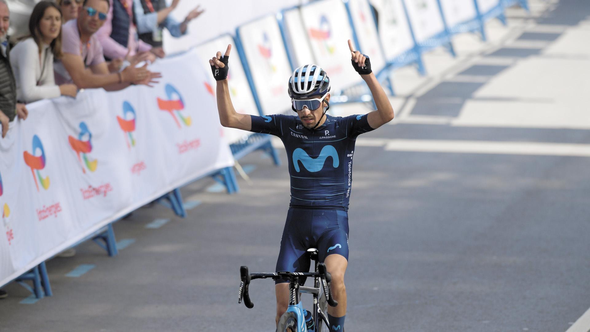 El colombiano Ivan Ramiro Sosa celebra el cuarto triunfo de Movistar en la temporada 2022