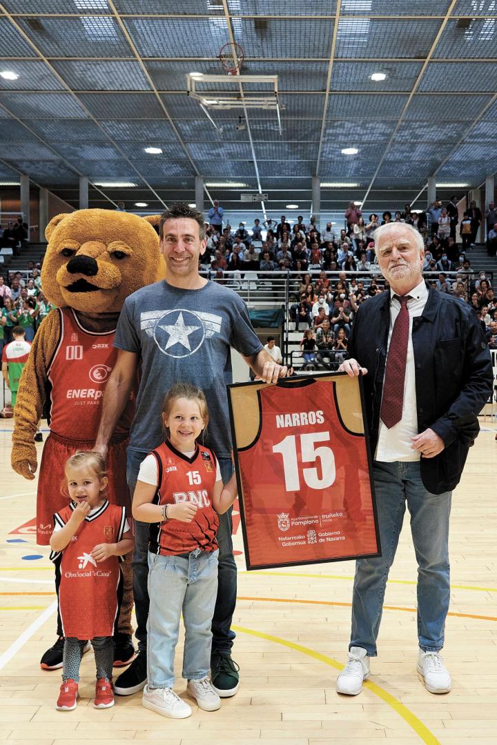Iñaki Narros junto a sus hijas, Ronky y Javier Sobrino, presidente del Basket Navarra