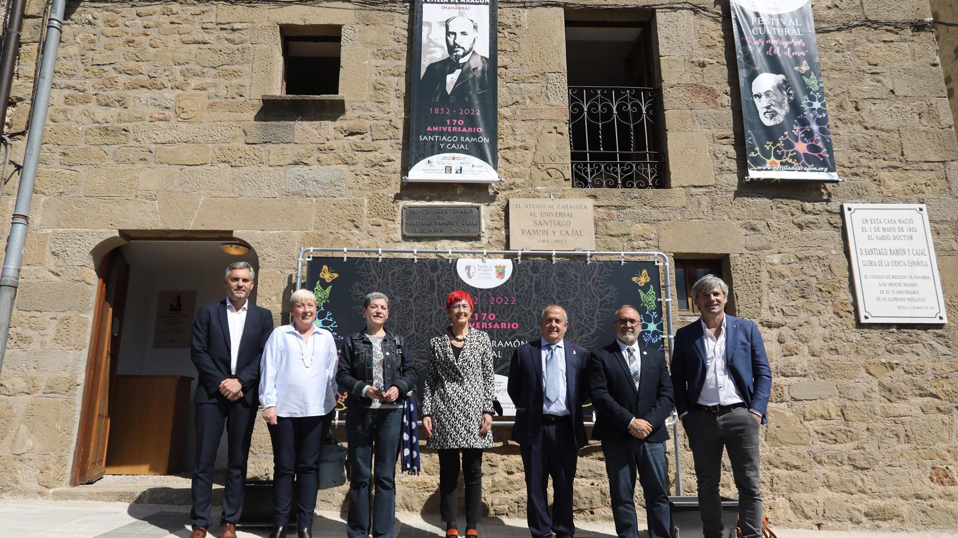 Autoridades y descendientes de Santiago Ramón y Cajal, ante la casa natal del Nobel navarro