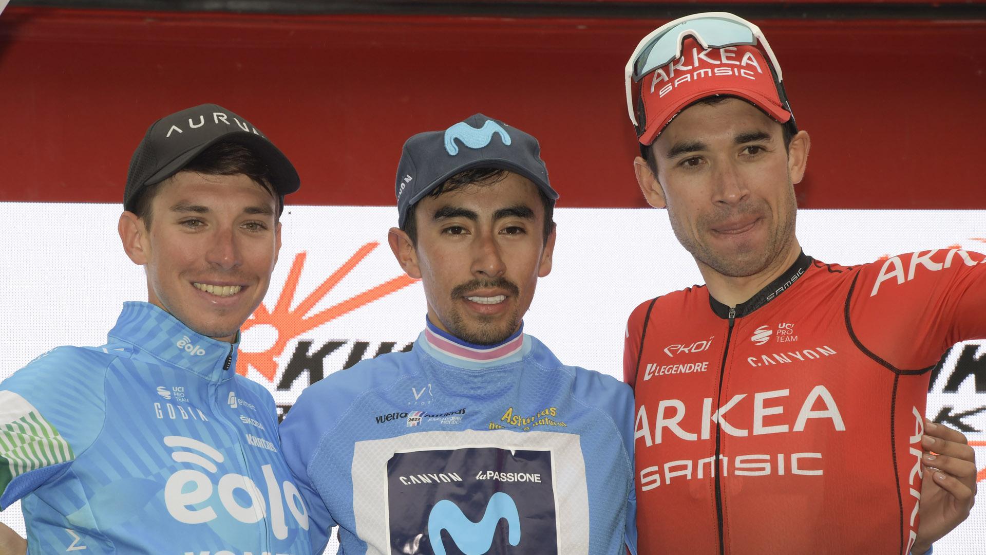 Sosa, en el podio de la Vuelta Asturias junto a Lorenzo Fortunato y Nicolás Edet