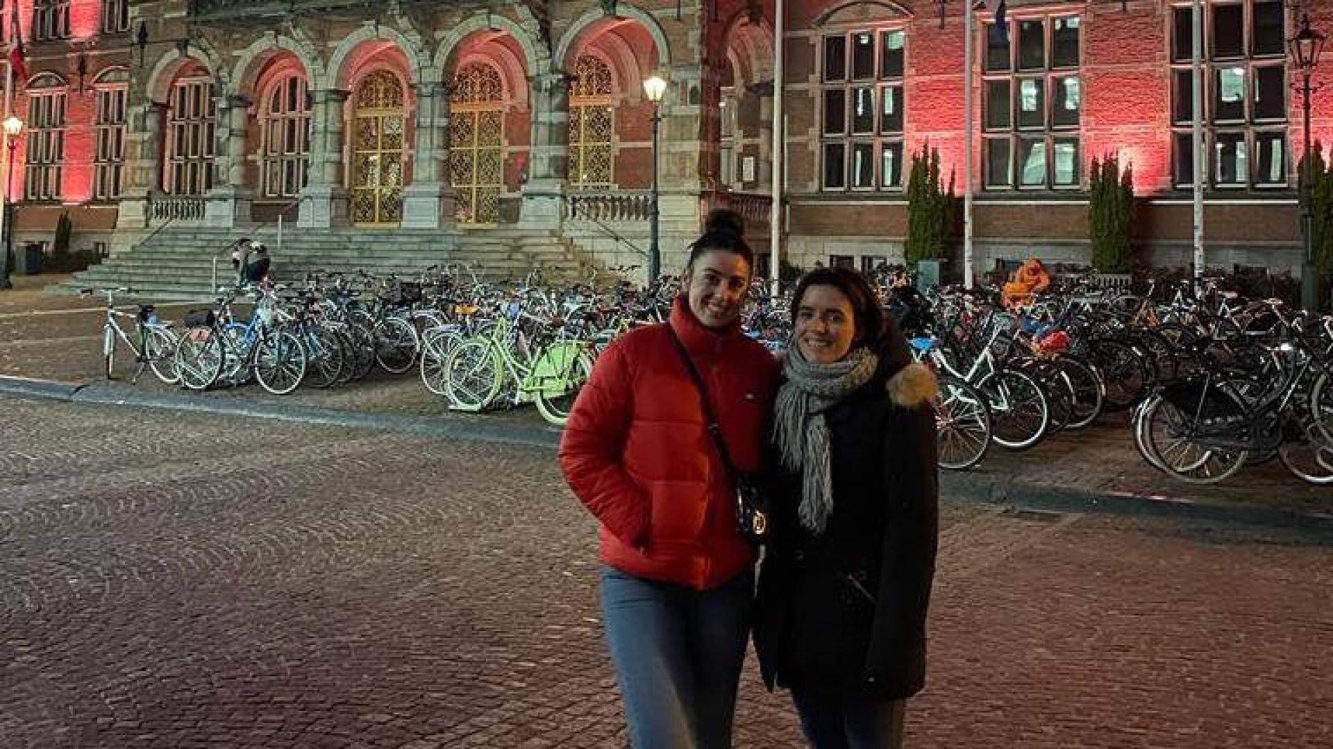 Laura Aguinaga (izquierda) y Helena Albelda ante el edificio Academia de la universidad