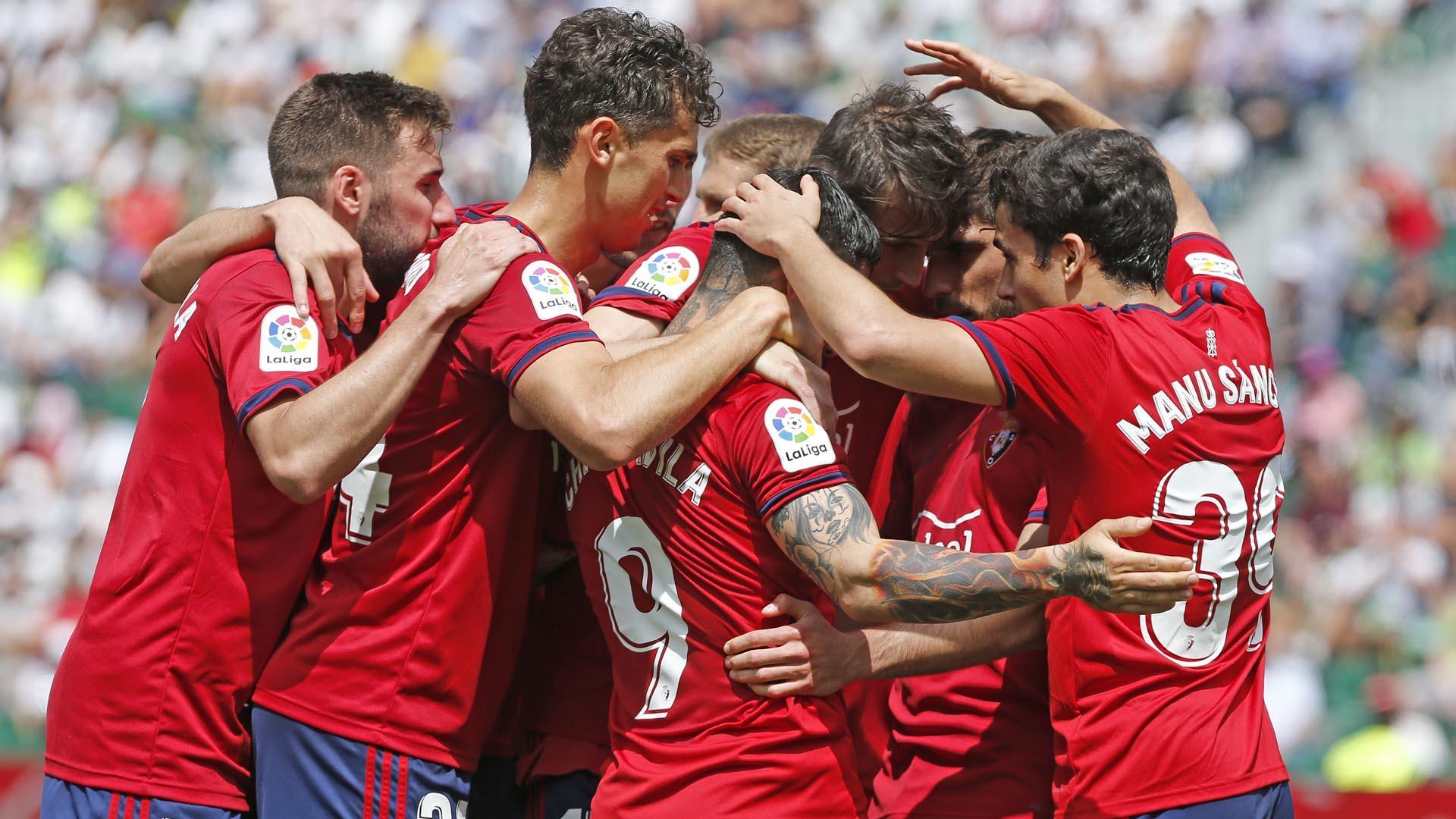 El delantero del Osasuna Ante Budimir celebra su gol de penalti nte el Elche , durante el encuentro Elche-Osasuna de Primera División de fútbol celebrado en el estadio Martinez Valero de Elche este domingo