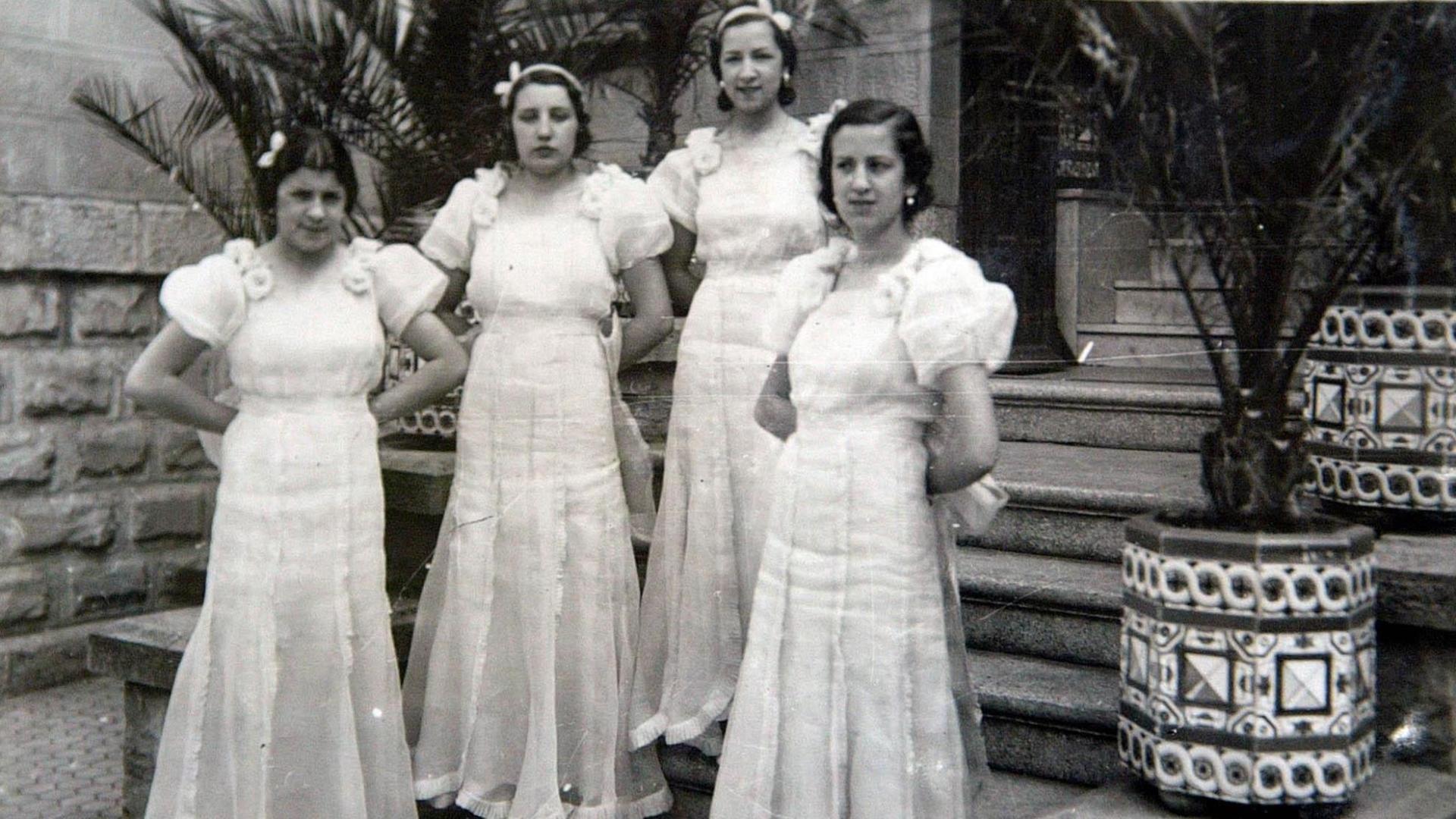 Un grupo de señoritas, en la inauguración del Teatro Gayarre en 1932